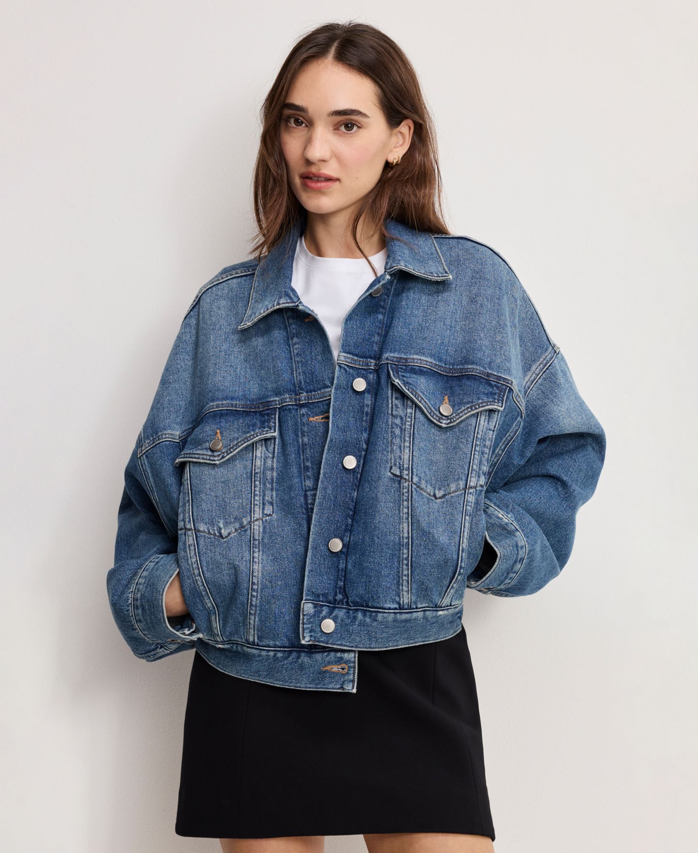 Женская куртка Good American Pleated Cropped Trucker, цвет: Индиго — фото 1