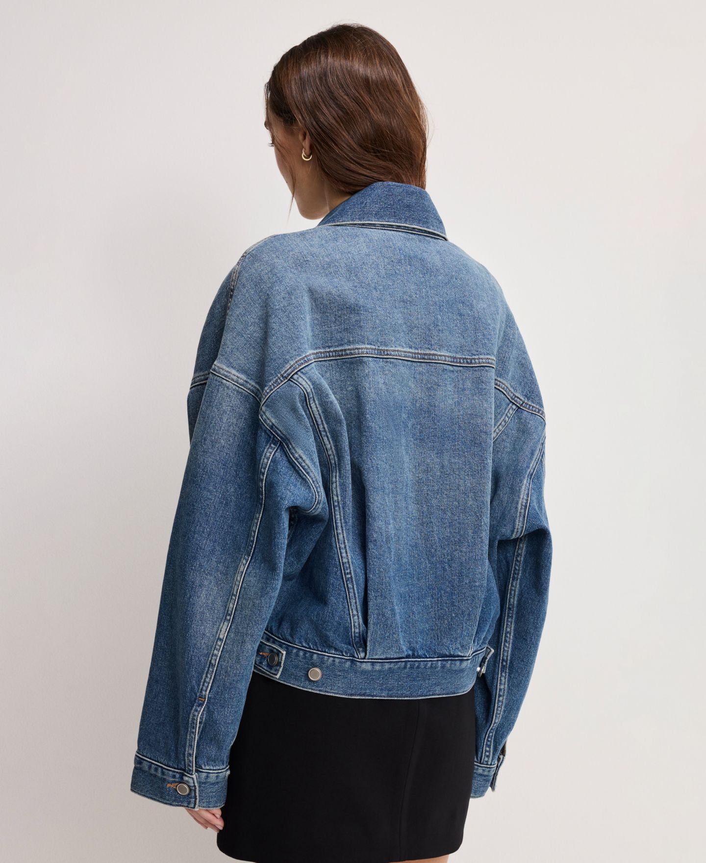 Женская куртка Good American Pleated Cropped Trucker, цвет: Индиго — фото 4