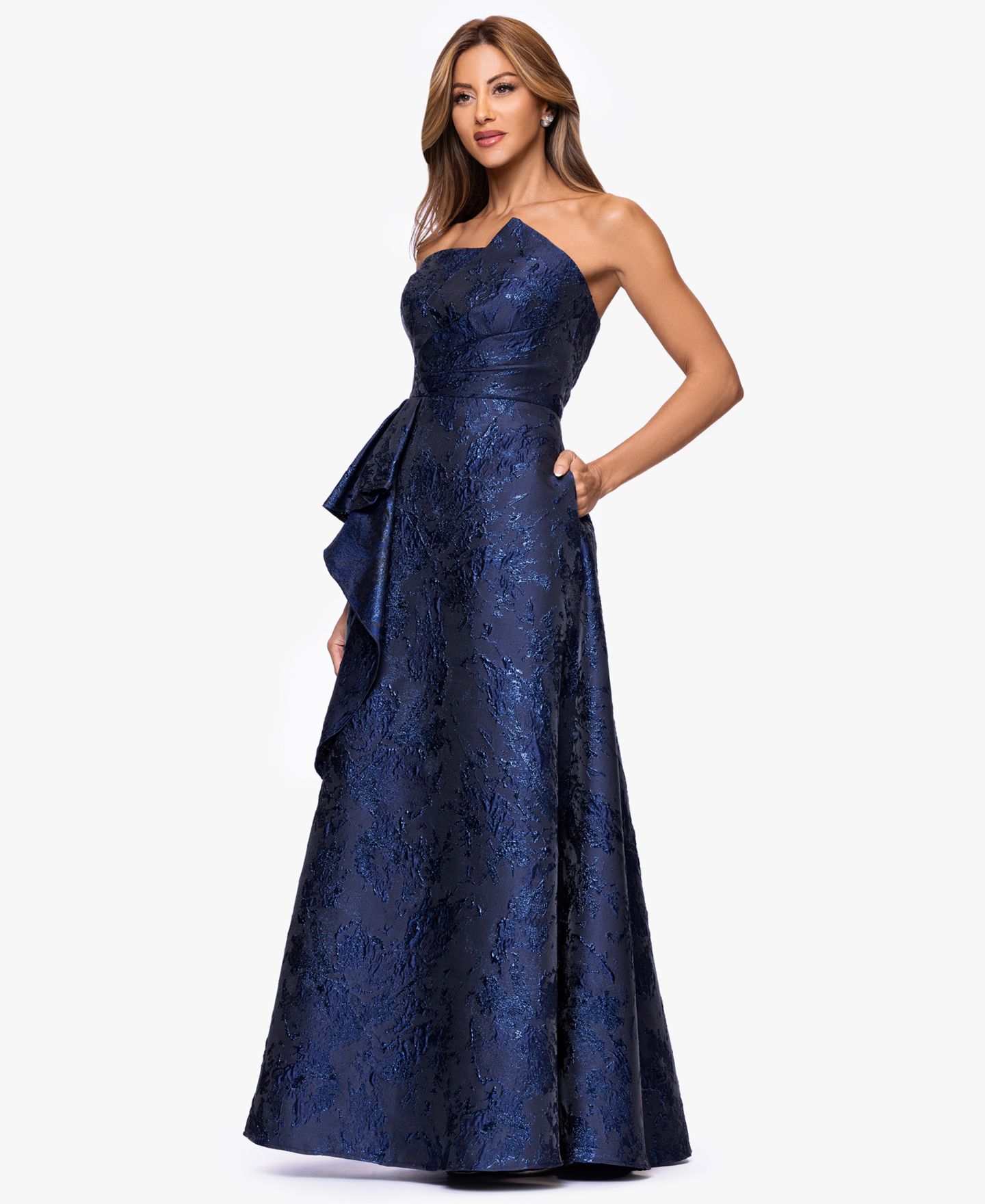 Женское платье XSCAPE Asymmetrical Strapless Ruffle, цвет: Тёмно-синий — фото 2