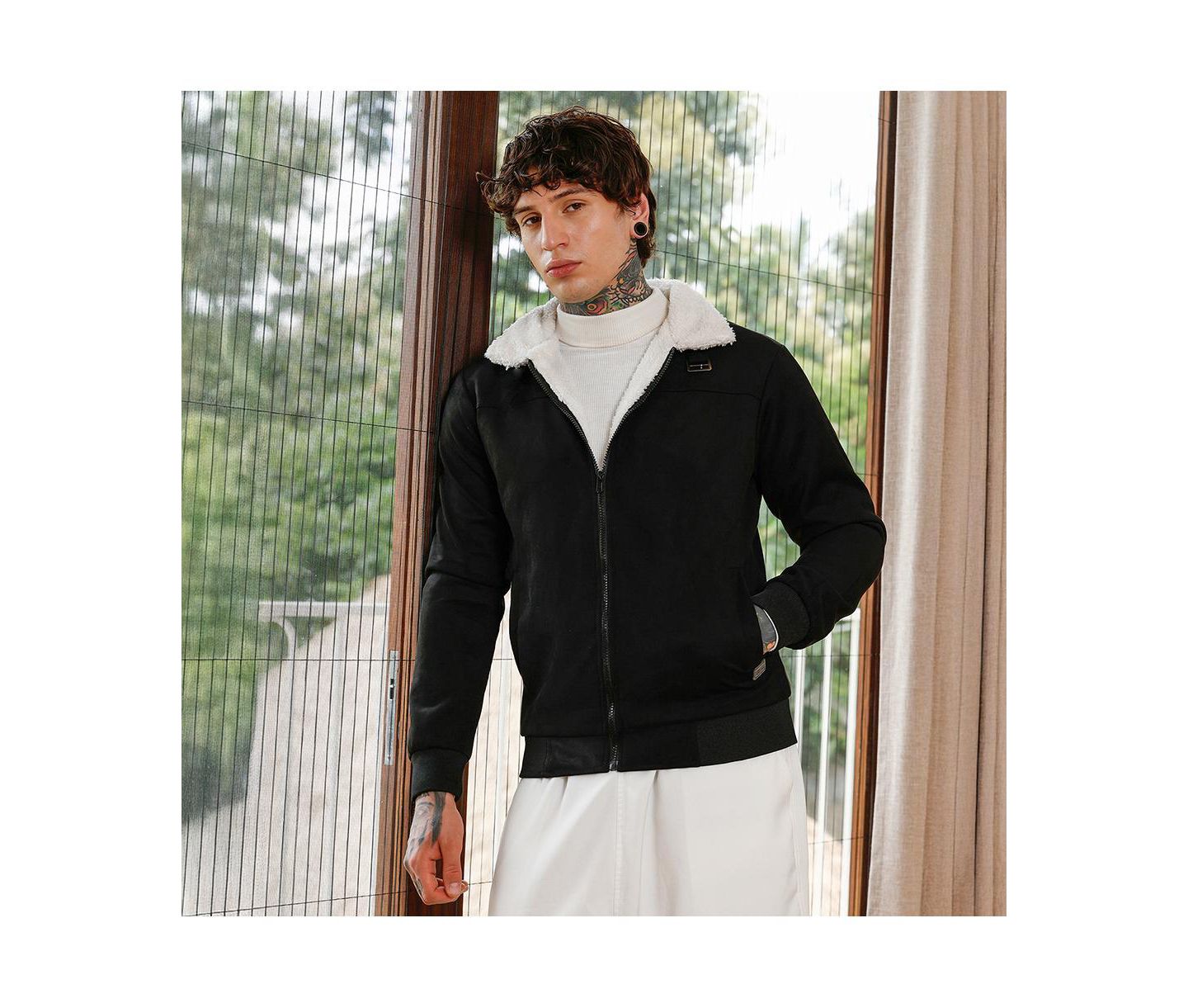 Мужская куртка Cahoot Campus Sutra Raven Black Contrast Sherpa-Lined Suede Bomber, цвет: Чёрный — фото 2