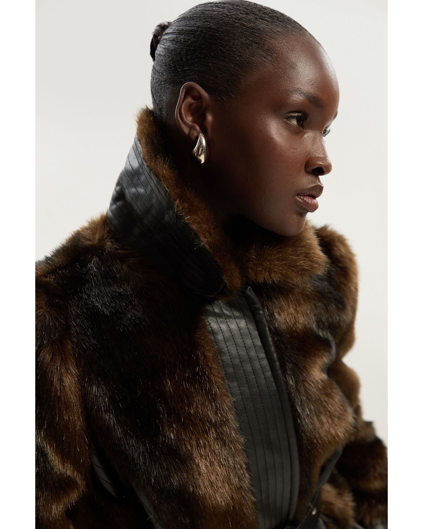 Женское пальто Karen Millen Faux Fur Belted Midi, цвет: Шоколадный — фото 5