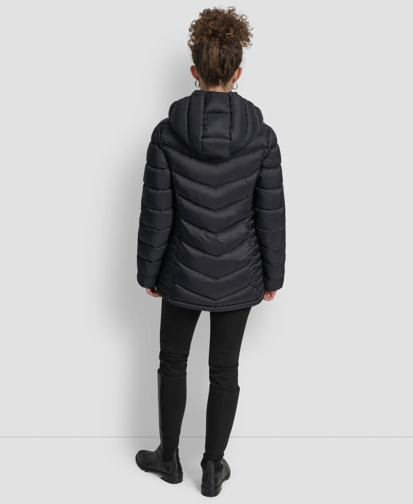 Женская куртка DKNY Chevron-Quilted Full-Zip Puffer, цвет: Чёрный — фото 7