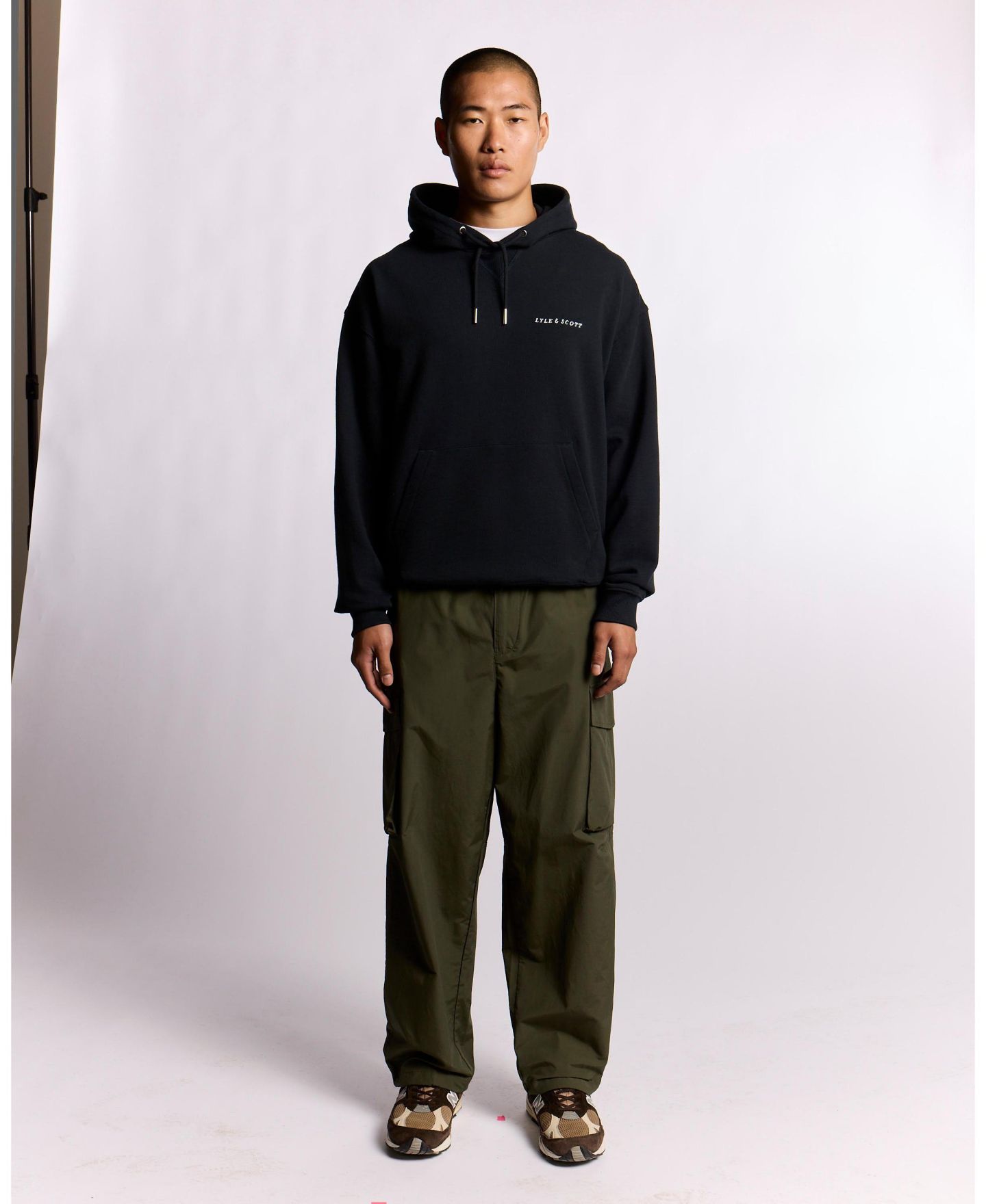 Мужское худи Lyle & Scott Script Brushback Pullover, цвет: Тёмный тёмно-синий — фото 5