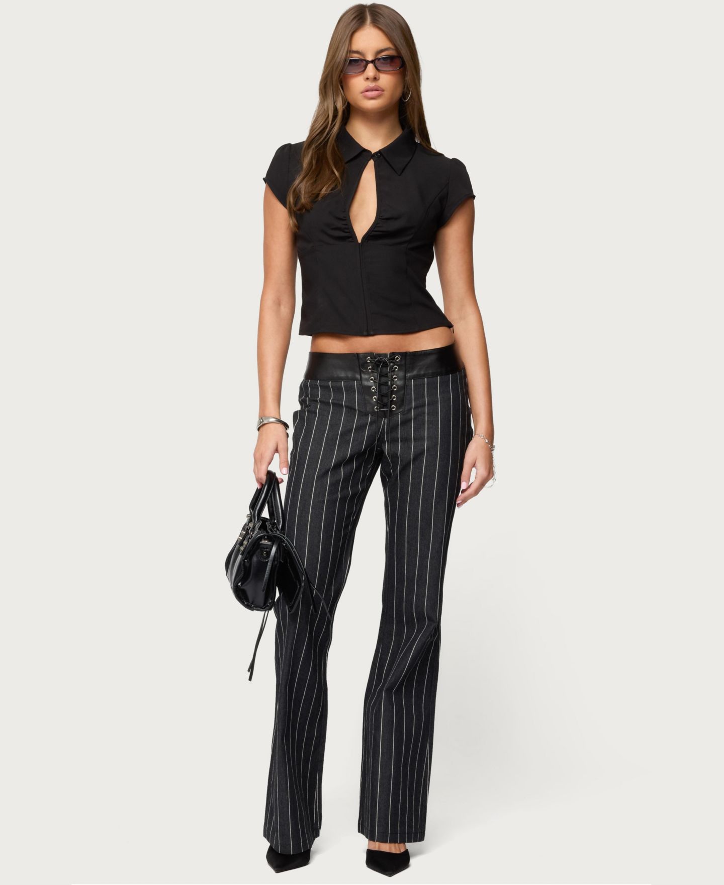 Женские джинсы Edikted Pinstripe and Faux Leather Low Rise Flared, цвет: Тёмный синий — фото 5