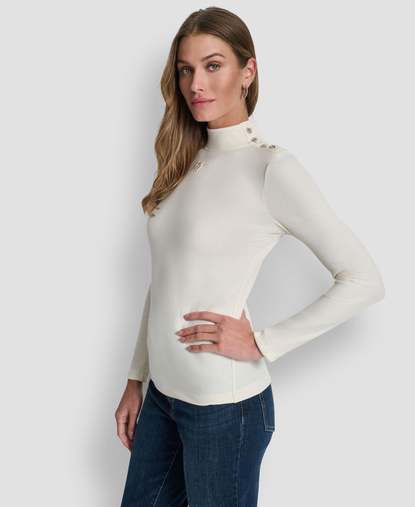 Женская футболка DKNY Jeans Jewel Button Shoulder Mock Neck Long-Sleeve, цвет: Egg Nog — фото 4
