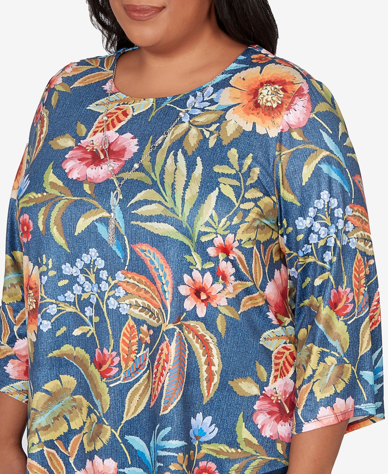 Plus Size Classic Floral Print Pointed Hem Top with Necklace