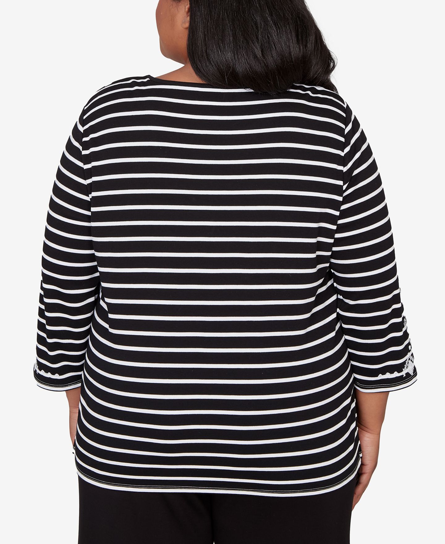 Женский топ Alfred Dunner Plus Size Classic Pinstripe Embroidered Sleeve with Necklace, цвет: Чёрный / Белый — фото 5