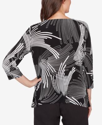 Women's Classic Geometric SharkBite Hem Top with Necklace