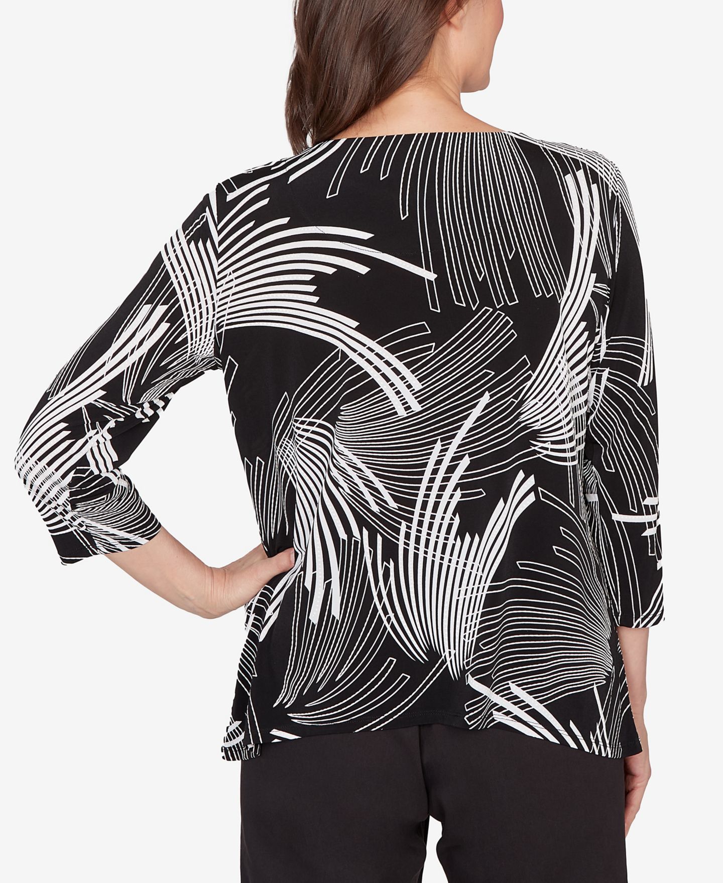 Женский топ Alfred Dunner Classic Geometric SharkBite Hem with Necklace, цвет: Чёрный / Белый — фото 5