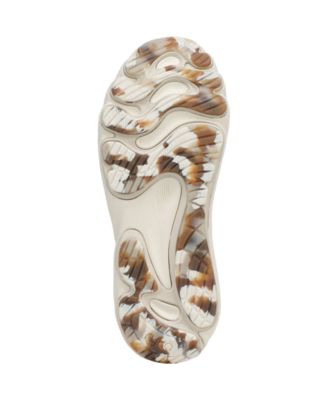 Women's Distance LX Round Toe Sneakers