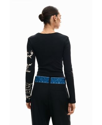 Women's T-shirt opening lettering