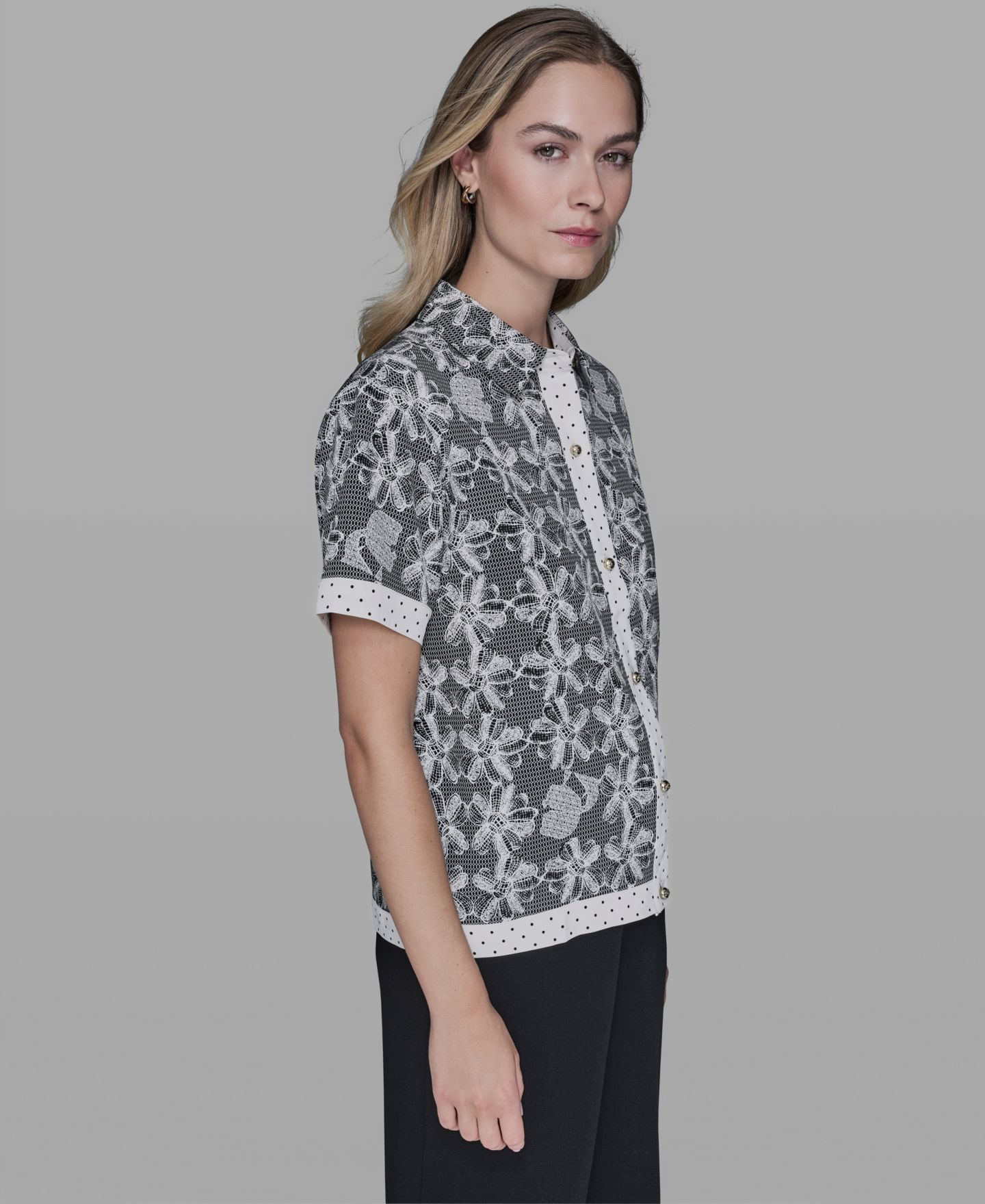 Женская рубашка KARL LAGERFELD PARIS Lace Print Detail Camp, цвет: Чёрный / Бисквитный — фото 3