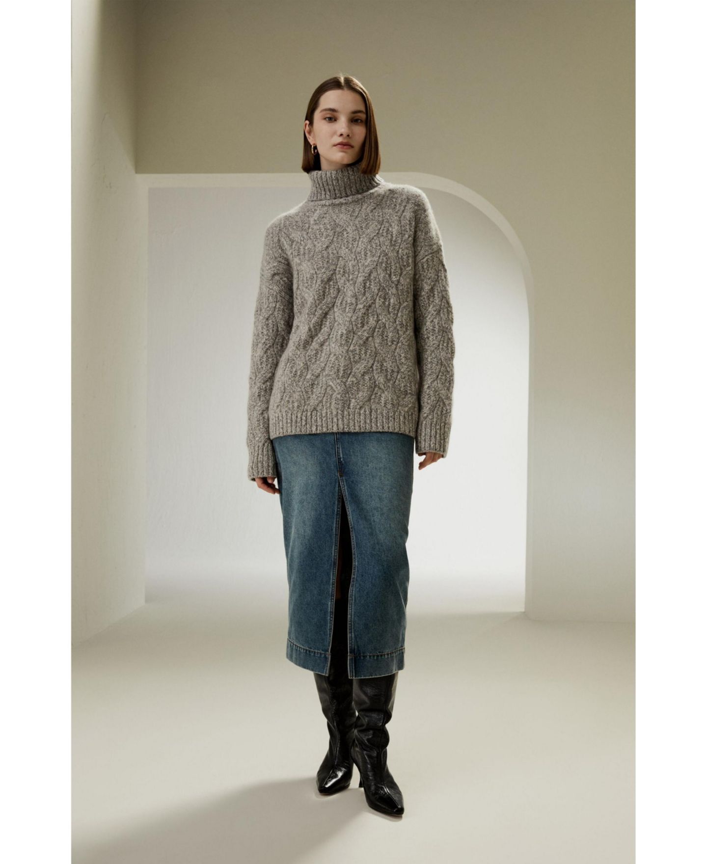 Женский свитер LILYSILK Cable-Knit Cashmere Turtleneck, цвет: Верблюжий серый — фото 2