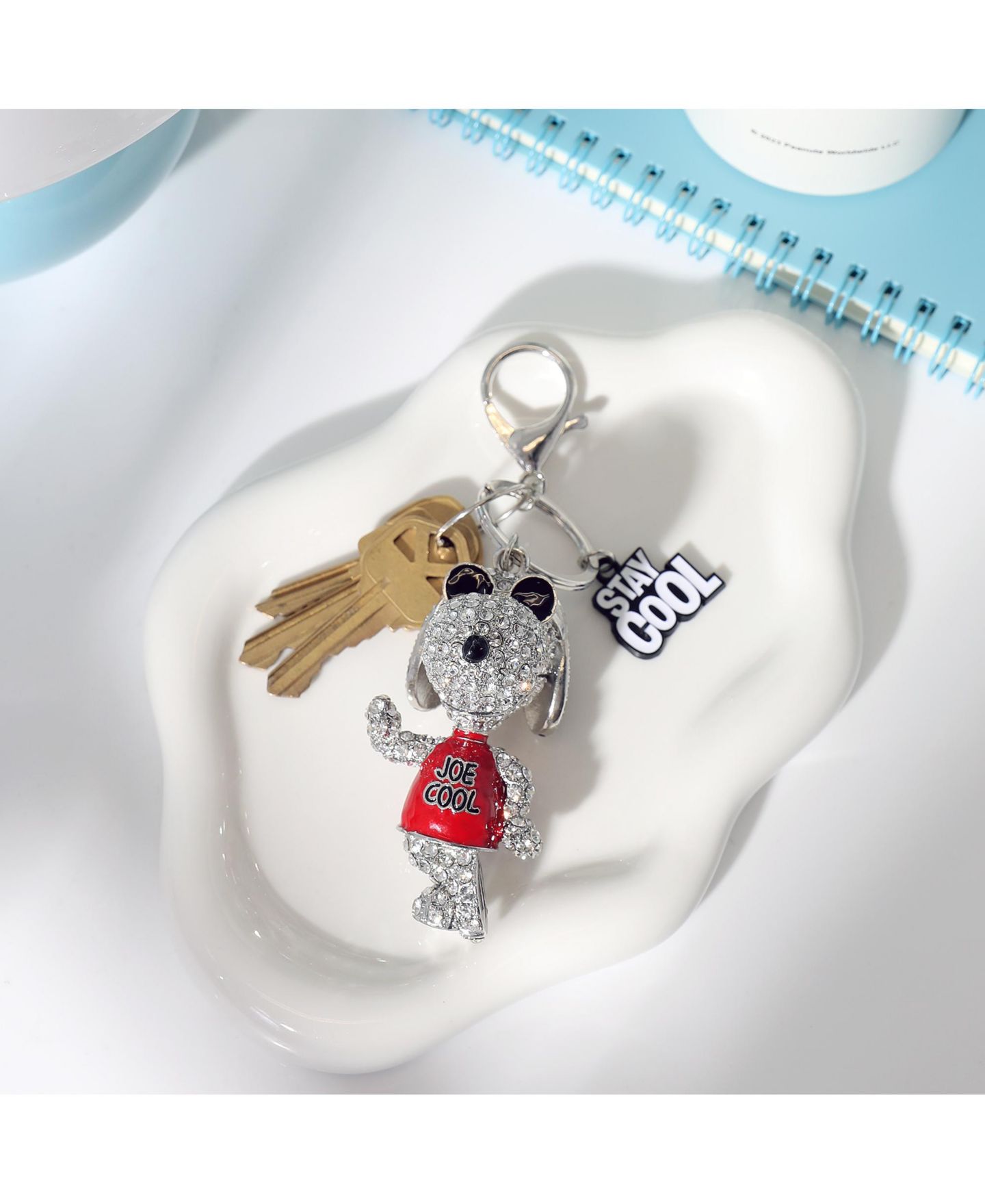 Женский брелок Peanuts Snoopy 'Joe Cool' Crystal Keychain with Stay Cool Tag, Silver Tone, цвет: Серебряный / Красный чёрный — фото 4