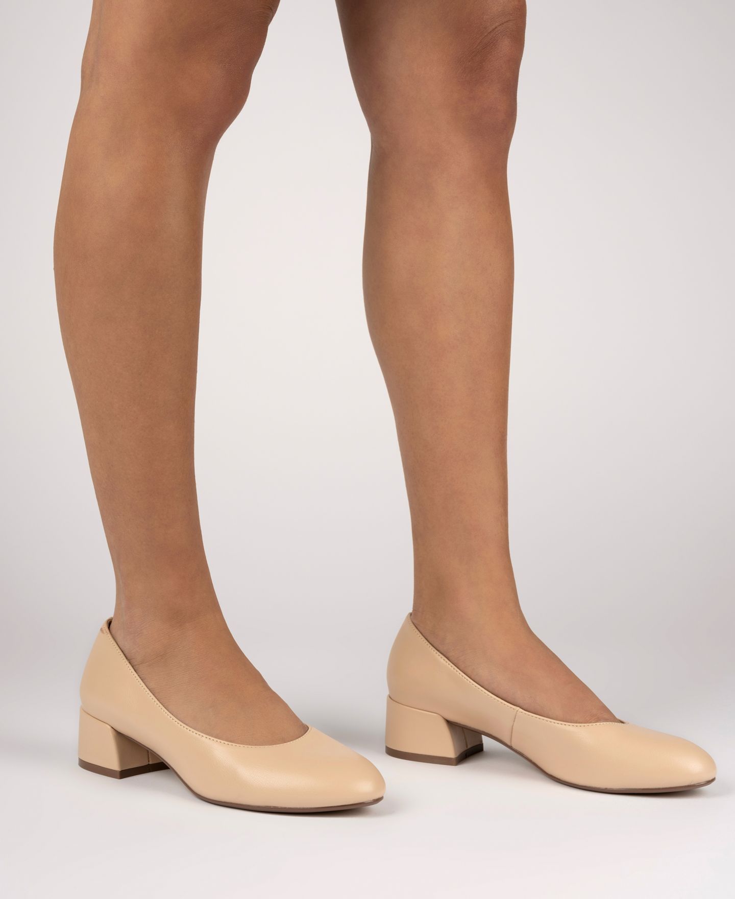 Женские туфли Journee Collection Saarii Round Toe Block Heel Pumps, цвет: Чёрный лаковый — фото 19