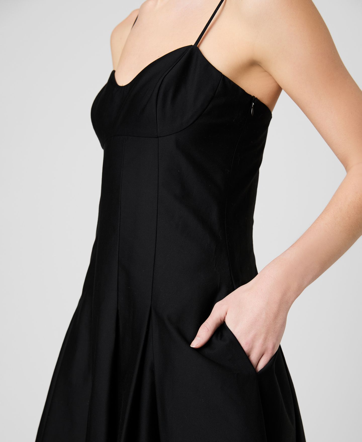 Женское платье French Connection Sateen Pleated Midi, цвет: Чёрный — фото 4