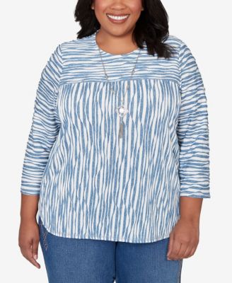 Plus Size Austin Novelty Spliced Textured Top with Necklace