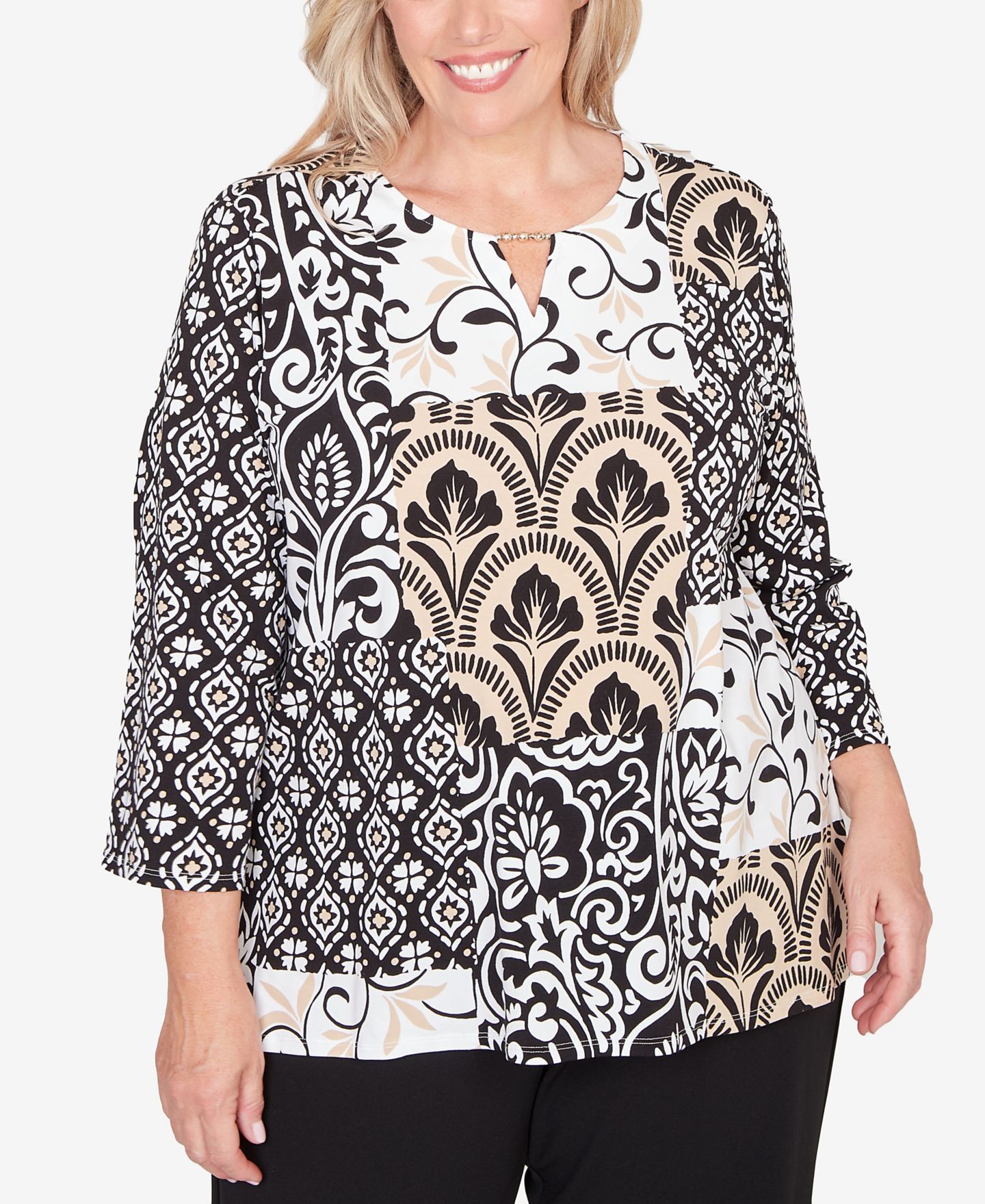 Женский топ Alfred Dunner Plus Size Classic Geometric Scroll Patchwork Split Neck, цвет: Рыжевато-коричневый / Чёрный — фото 1