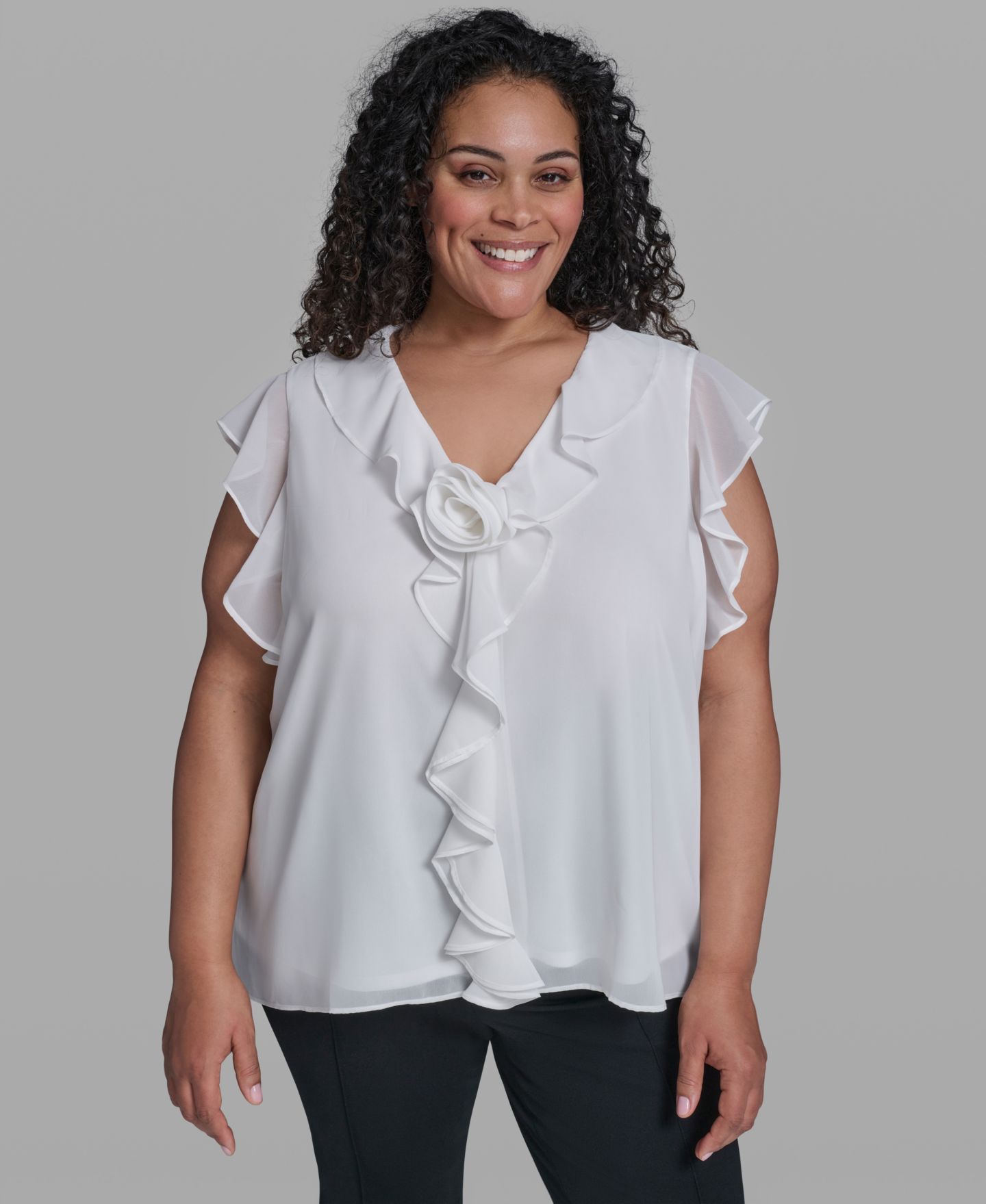 Женская блузка KARL LAGERFELD PARIS Plus Size Rosette V-Neck Ruffle Blouse Top, цвет: Мягкий белый — фото 1