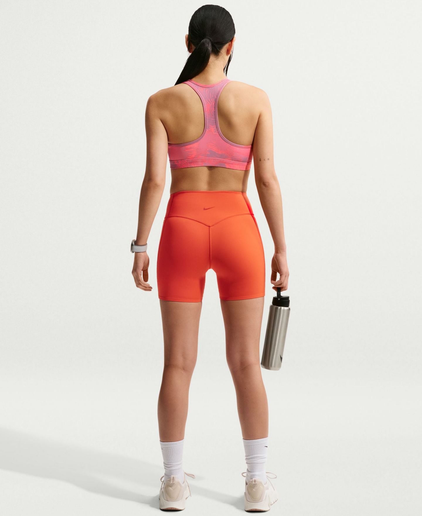 Спортивное бра Swoosh, уплотнённая чашка, средняя поддержка — Nike, цвет: Сияющий / Морской коралловый — фото 5