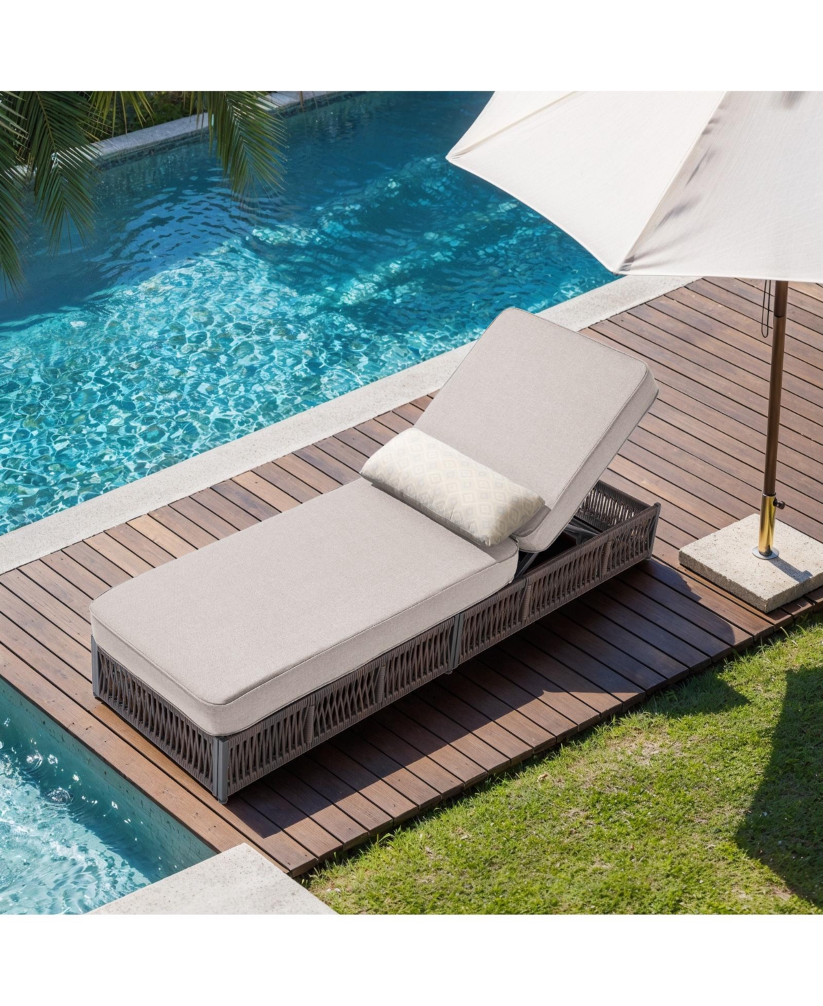 Gymojoy Brown 1-Piece Wicker Chaise Lounge with 5 In. Thick Olefin Cushions Patio Chair for Sunroom, Balcony