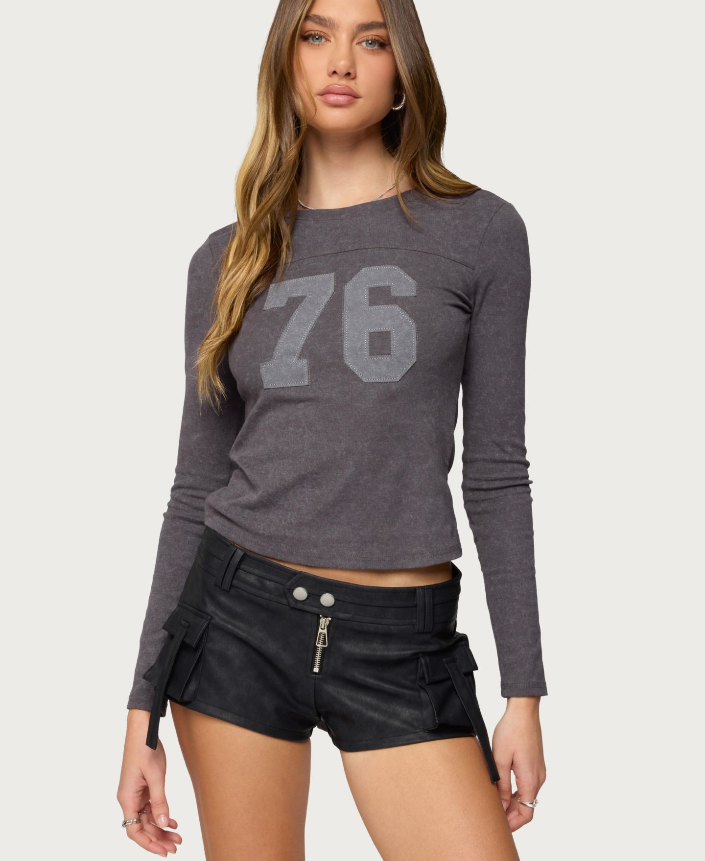 Женская футболка Edikted Kaisley 76 Long Sleeve, цвет: Тёмный серый — фото 1