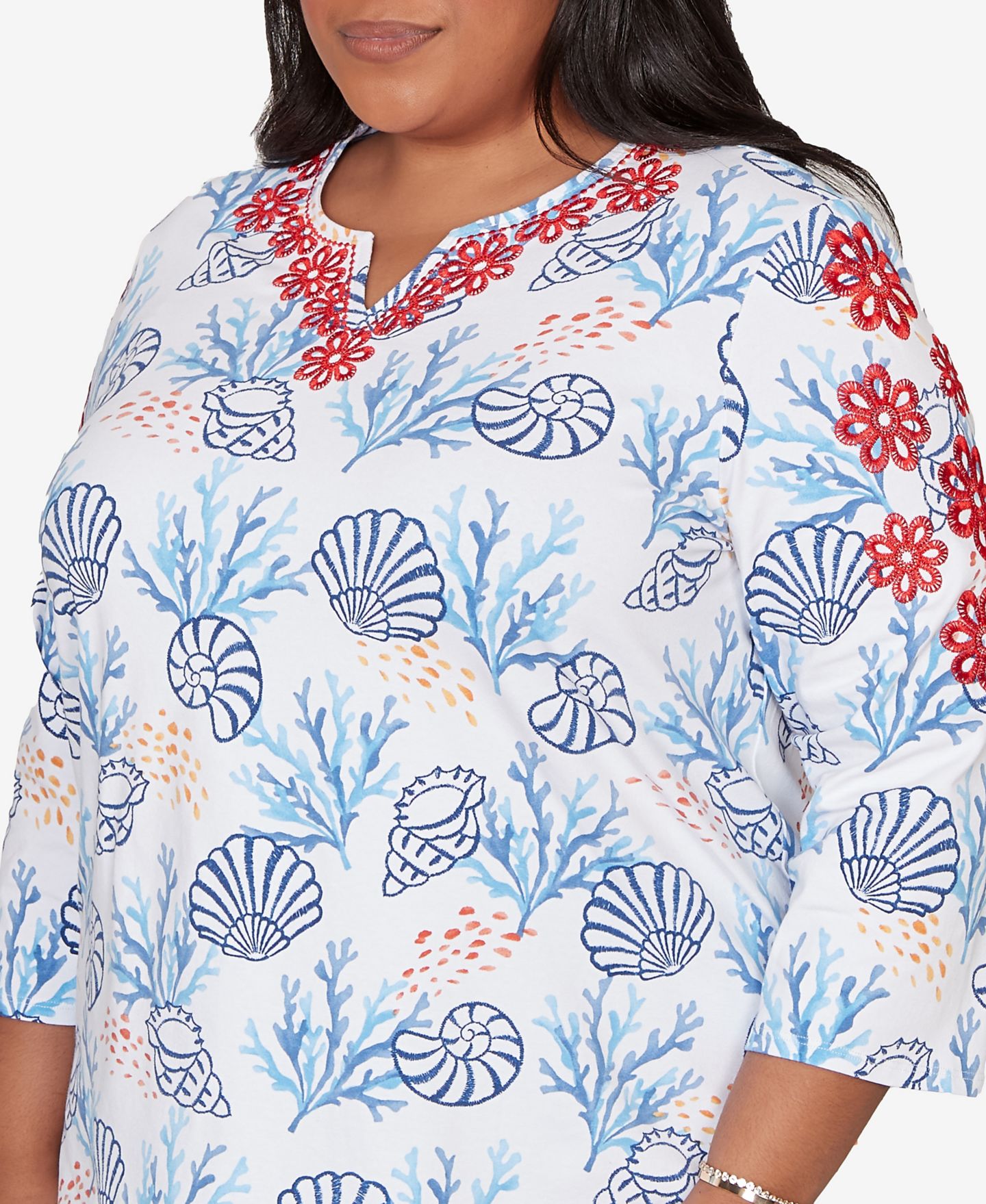 Женский топ Alfred Dunner Plus Size Port Side Shell Print Embroidered, цвет: Синий разноцветный — фото 5