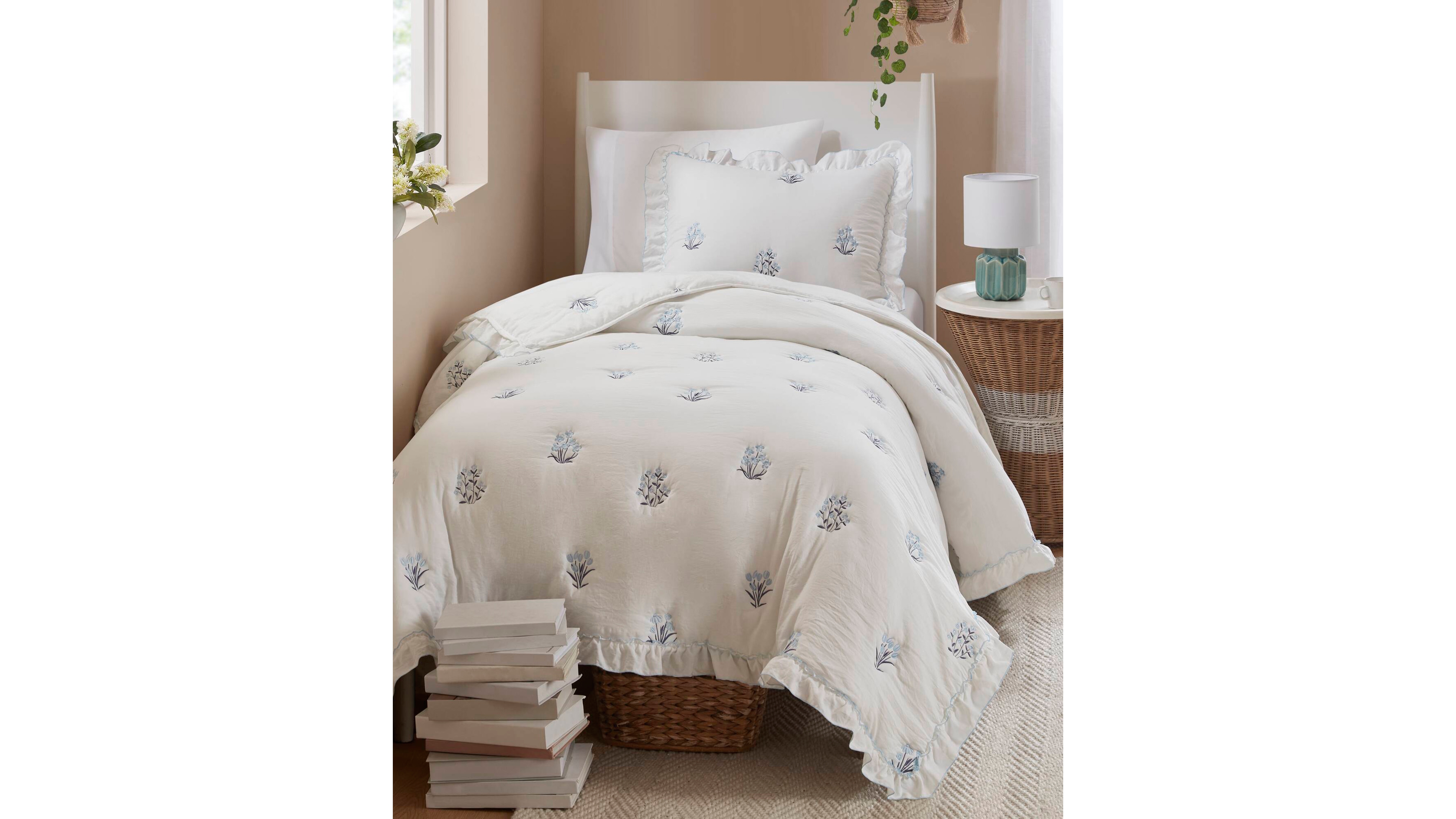 Intelligent Design Aglaia Floral Down Alternative 2-Pc. Quilt Set, Twin/Twin Xl