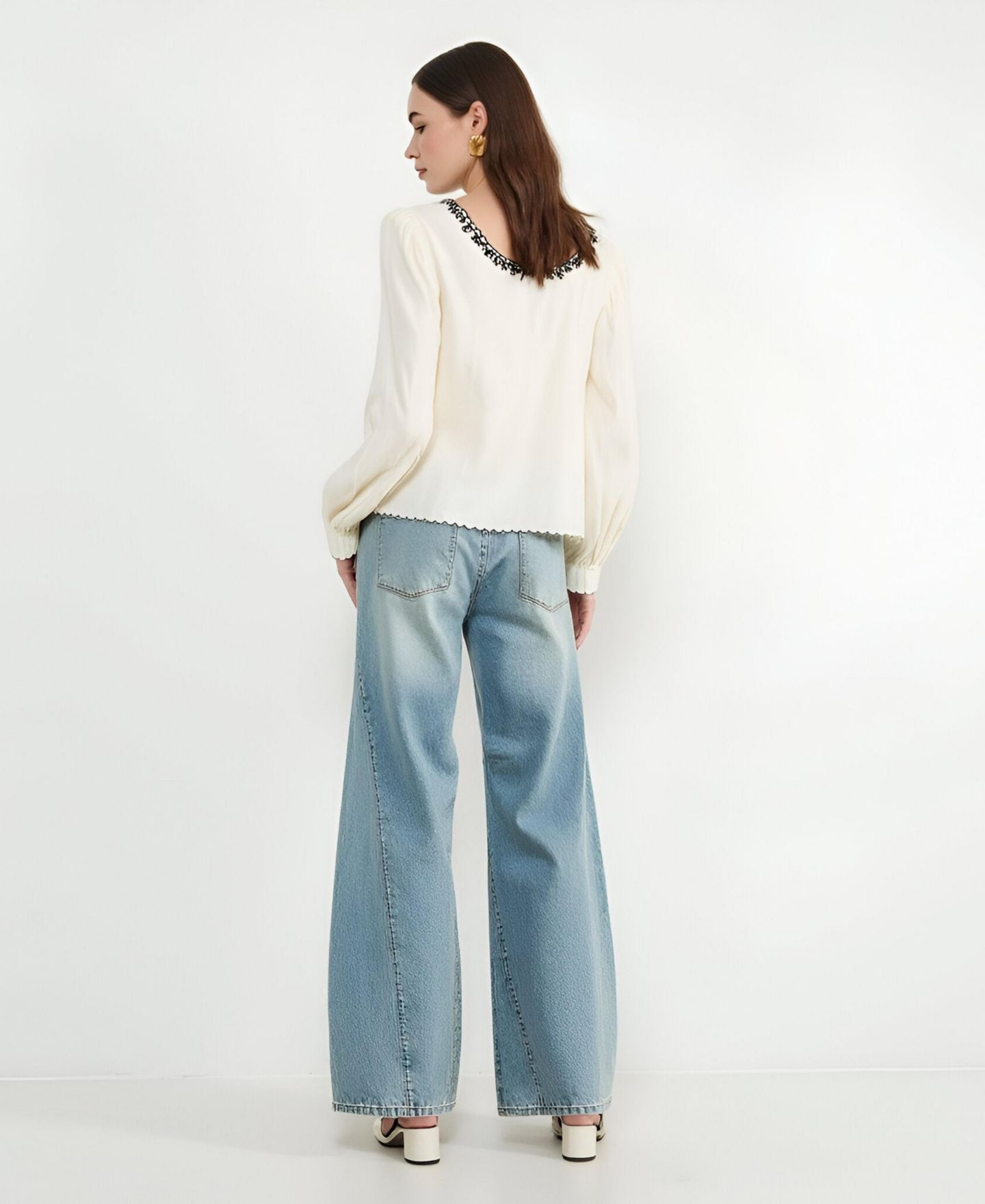 Женская блузка Modenaire Embroidered with Velvet Bow and Scalloped Hem, цвет: Кремовый / Чёрный — фото 3