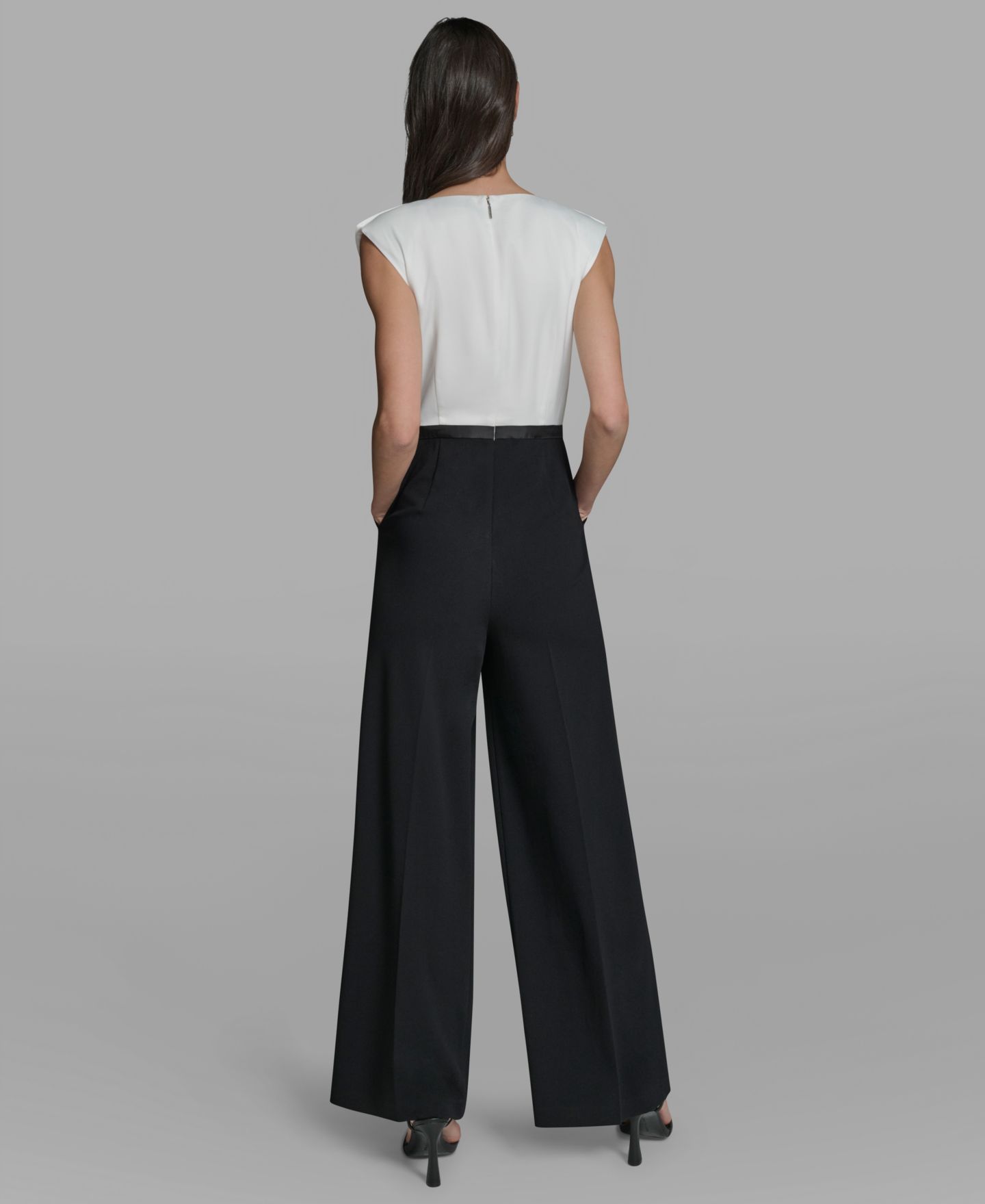 Женский комбинезон KARL LAGERFELD PARIS Sleeveless Mixed Media Bow Bodice Jumpsuit, цвет: Мягкий белый / Чёрный — фото 5