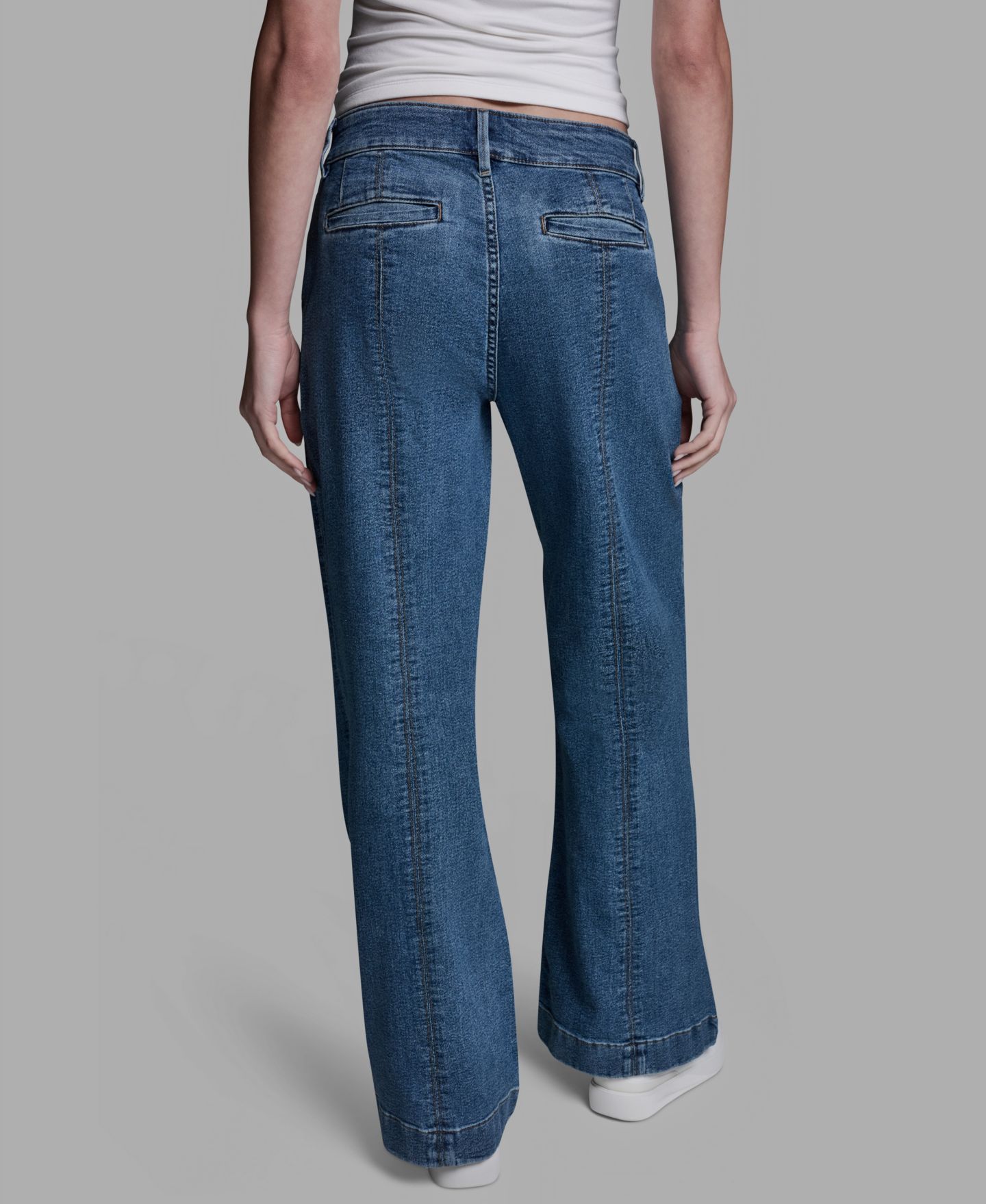 Женские джинсы BCBG Mid-Rise Flared, цвет: Джинсовый — фото 6