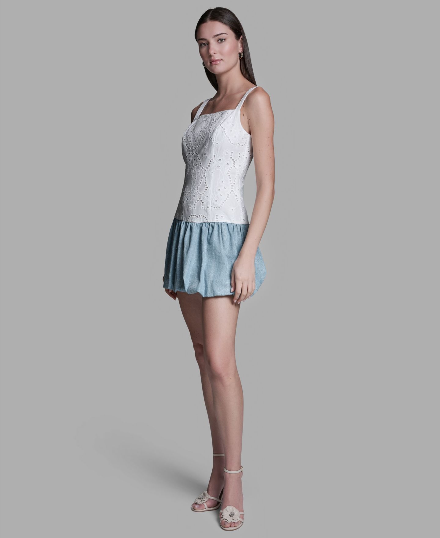 Женское платье BCBG Eyelet Detail Sleeveless Square Neck Bubble Hem Mini, цвет: Белый / Небесно-голубой индиго — фото 3