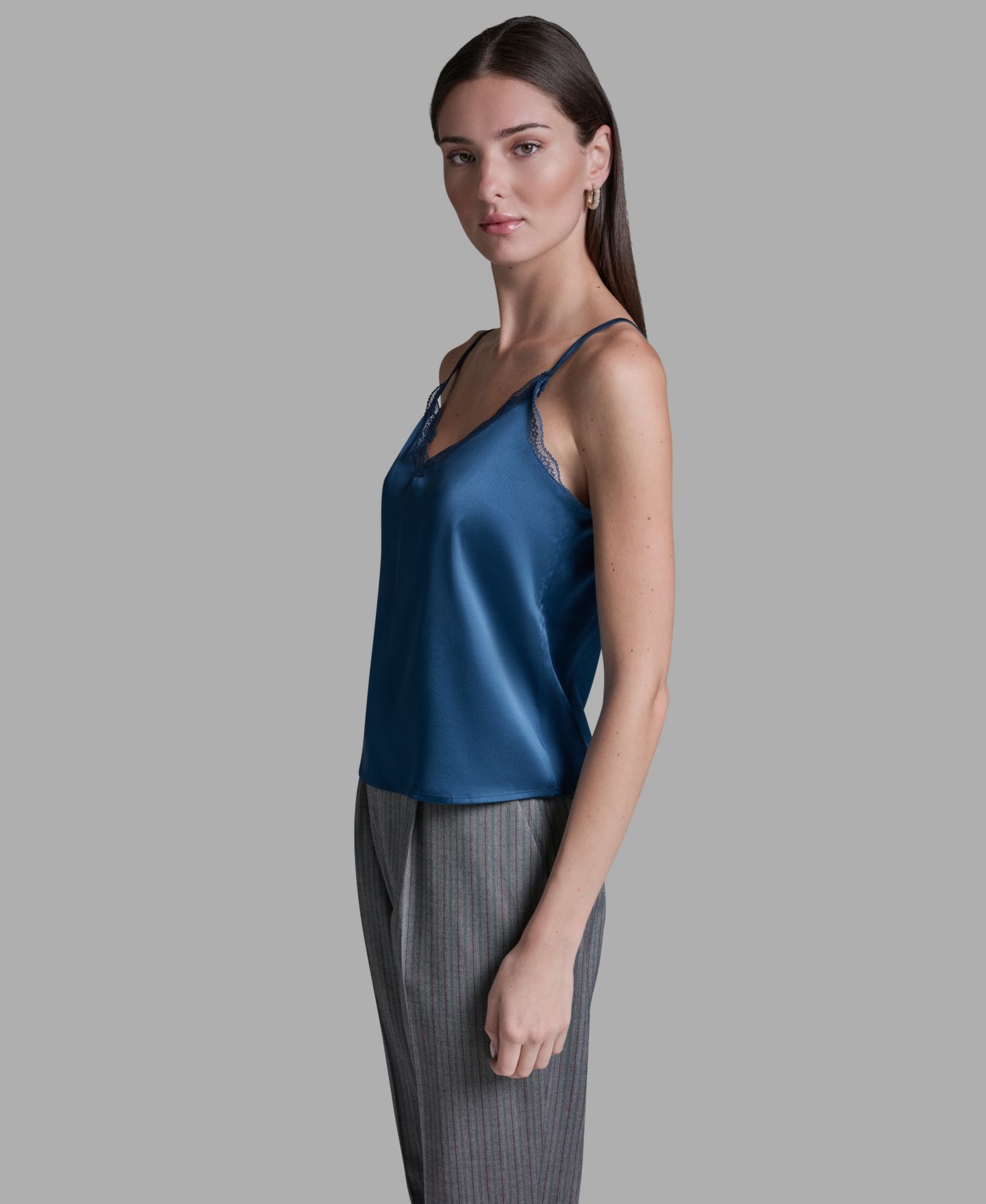 Женская блузка BCBG Lace Sleeveless V-Neck Cami Blouse, цвет: Индиго ночной — фото 3