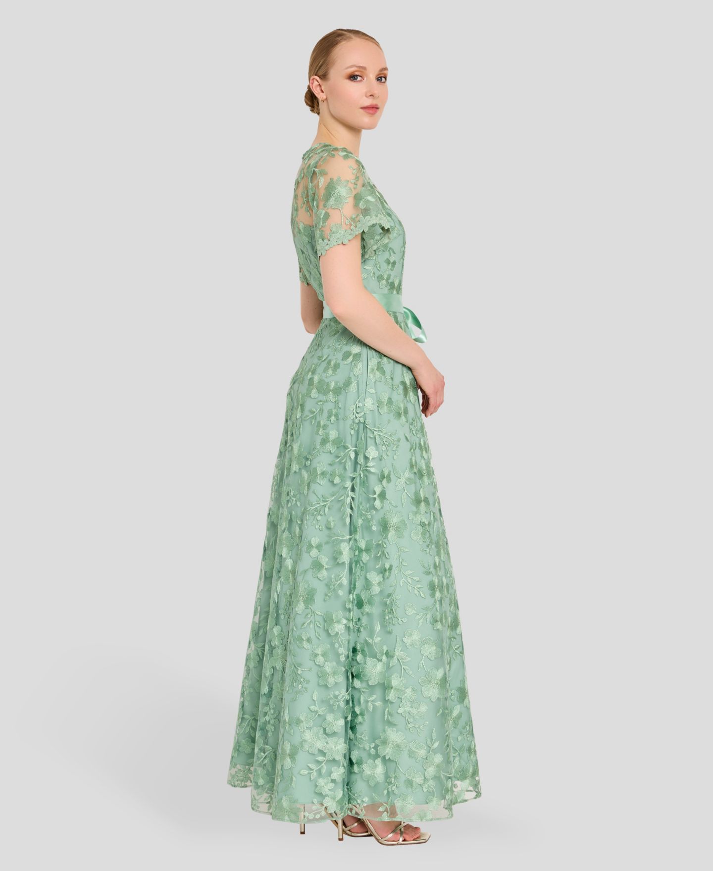 Женское платье Tahari ASL Short-Sleeve Embroidered Gown, цвет: Шалфейный — фото 3