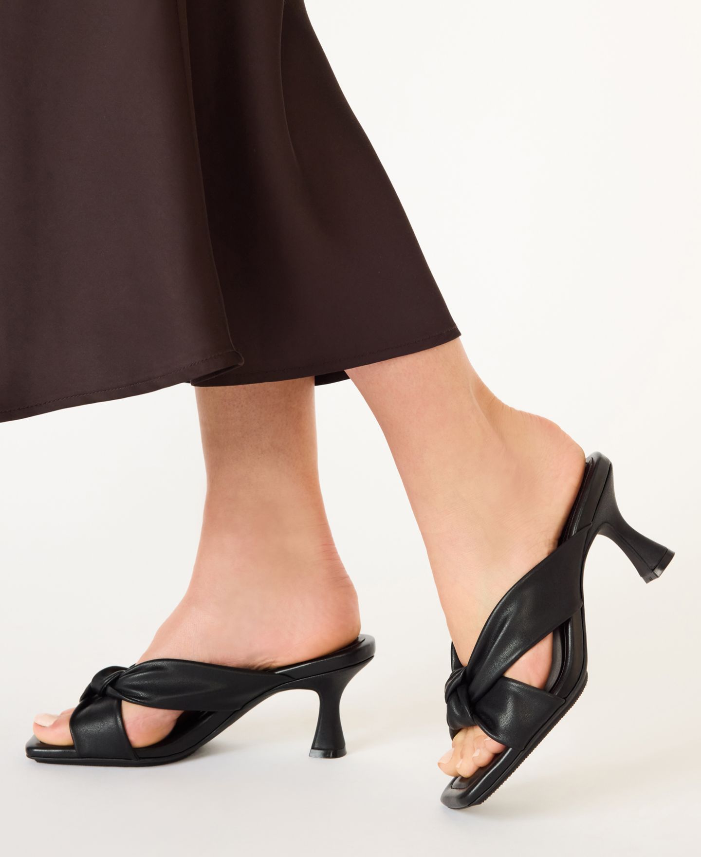 Женские сандалии Anne Klein Jezebel Square Toe Dress Sandals, цвет: Чёрный — фото 9
