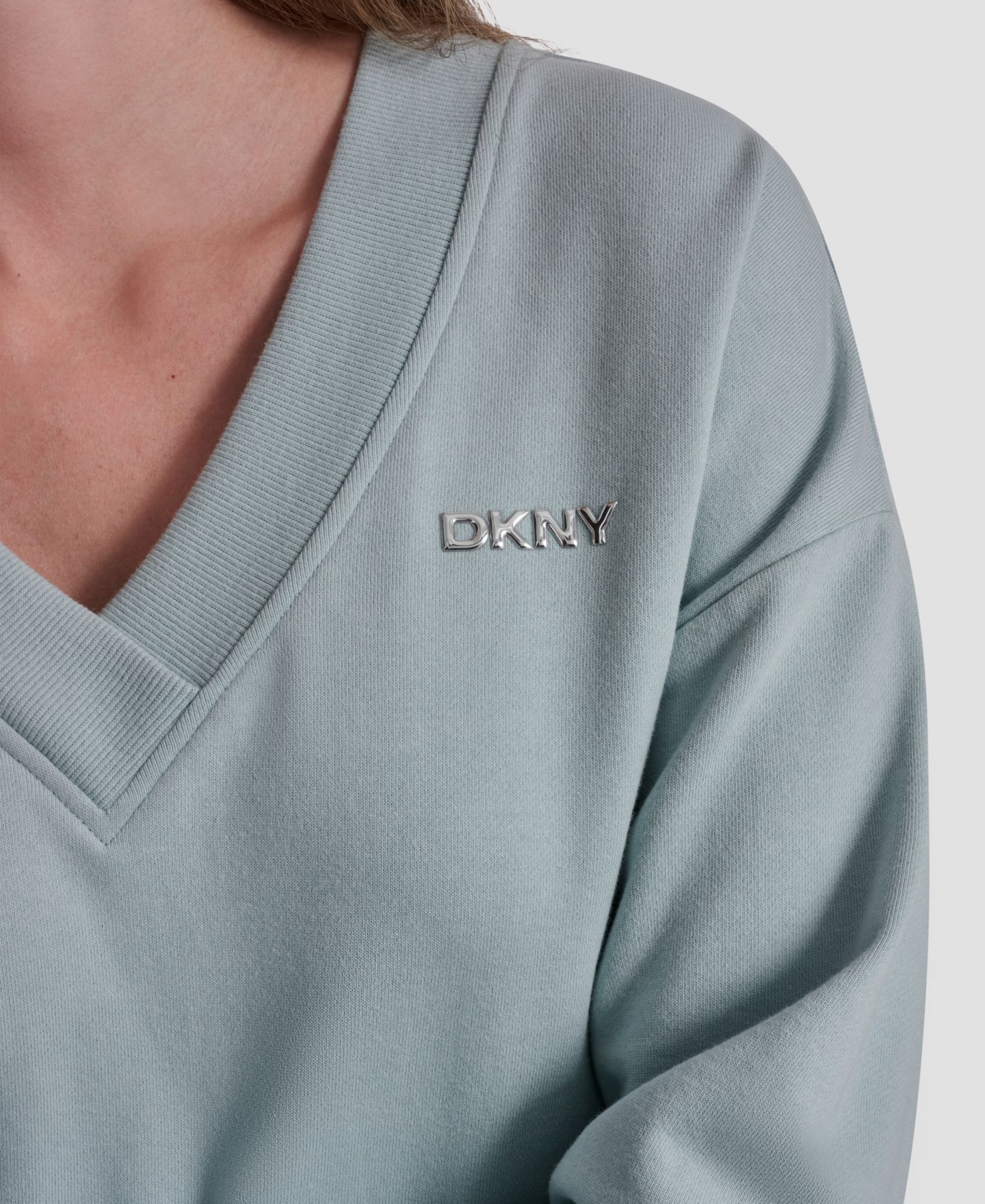 Женская толстовка DKNY Sport Metallic Bubble Logo V-Neck, цвет: Минеральный — фото 4