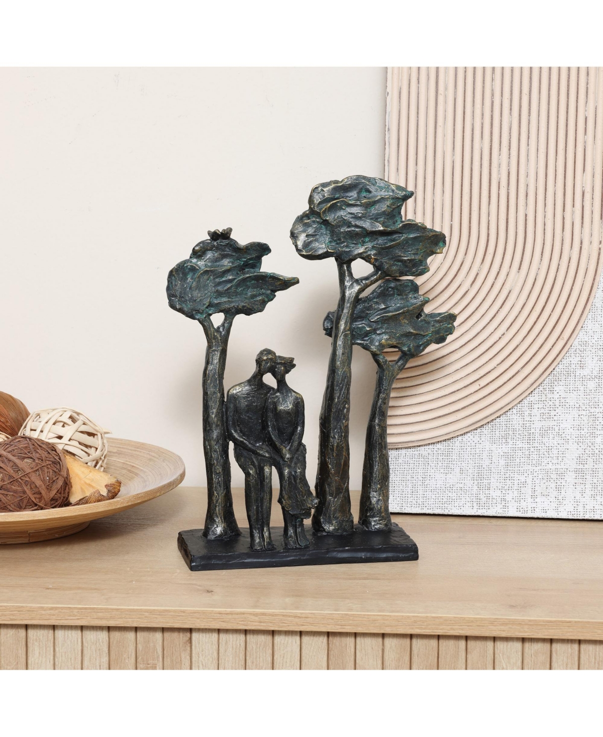 LuxenHome Resin Couple Love Windy Tabletop Decor