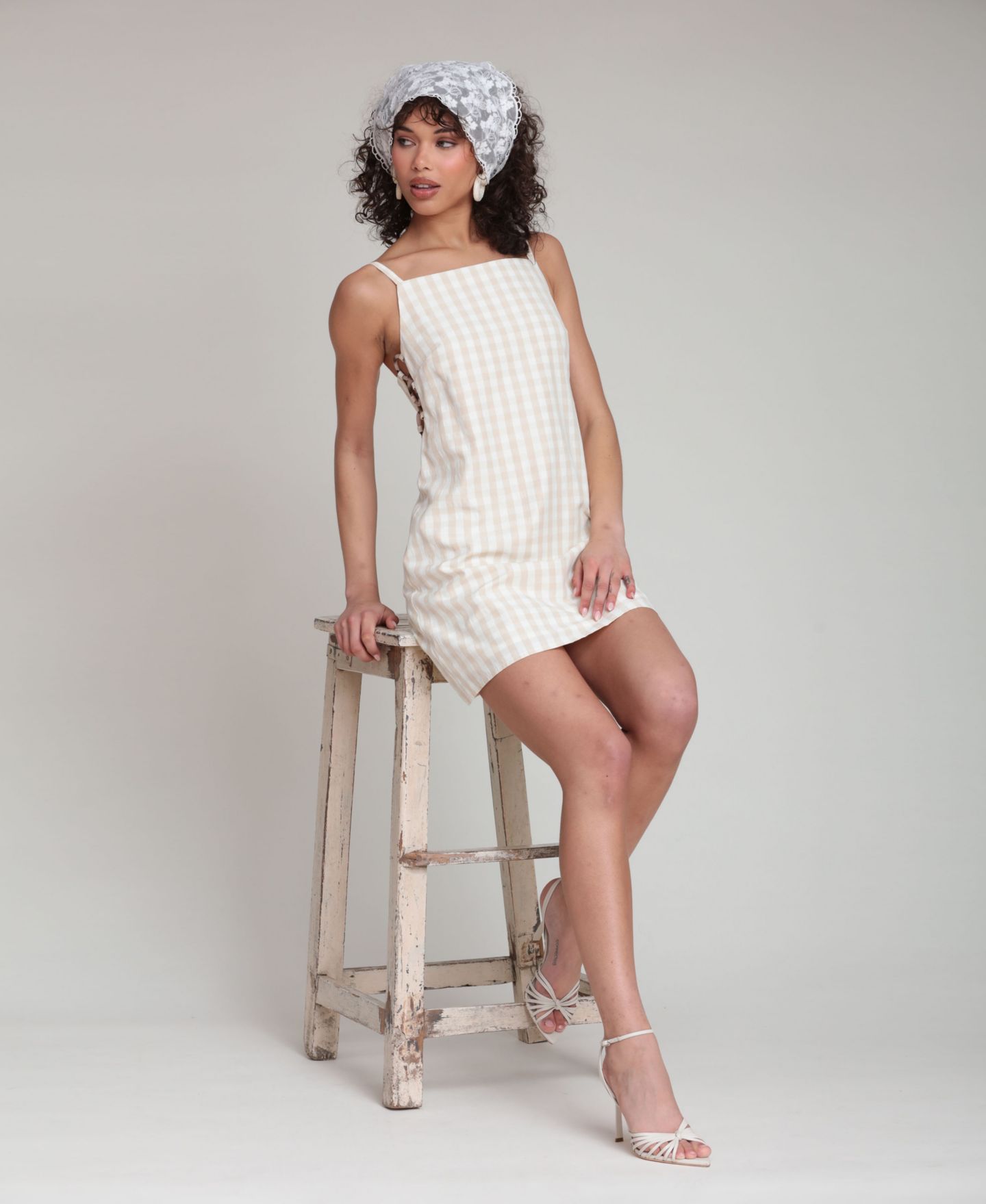 Женское платье Avec Les Filles Gingham Square-Neck Mini, цвет: Бежевый в мелкую клетку — фото 5