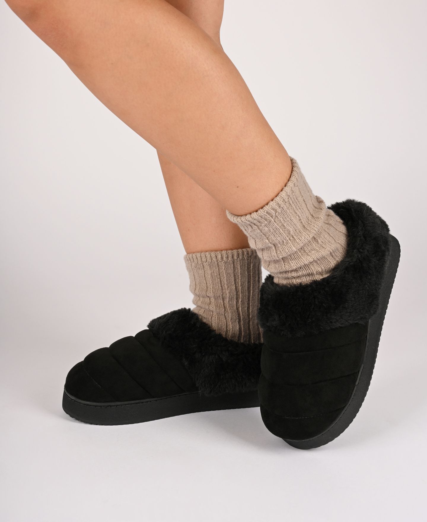 Женские сабо Journee Collection Blair Quilted Clog Slippers, цвет: Угольный — фото 8