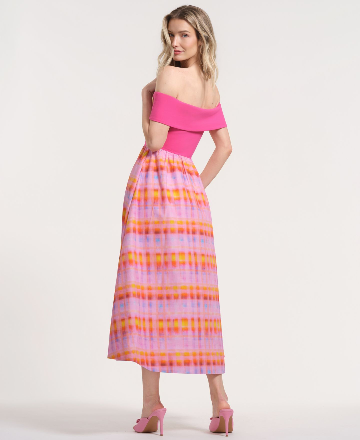 Женское платье Isaac Mizrahi Off-The-Shoulder Printed Maxi, цвет: Розовый / Клетчатый — фото 4