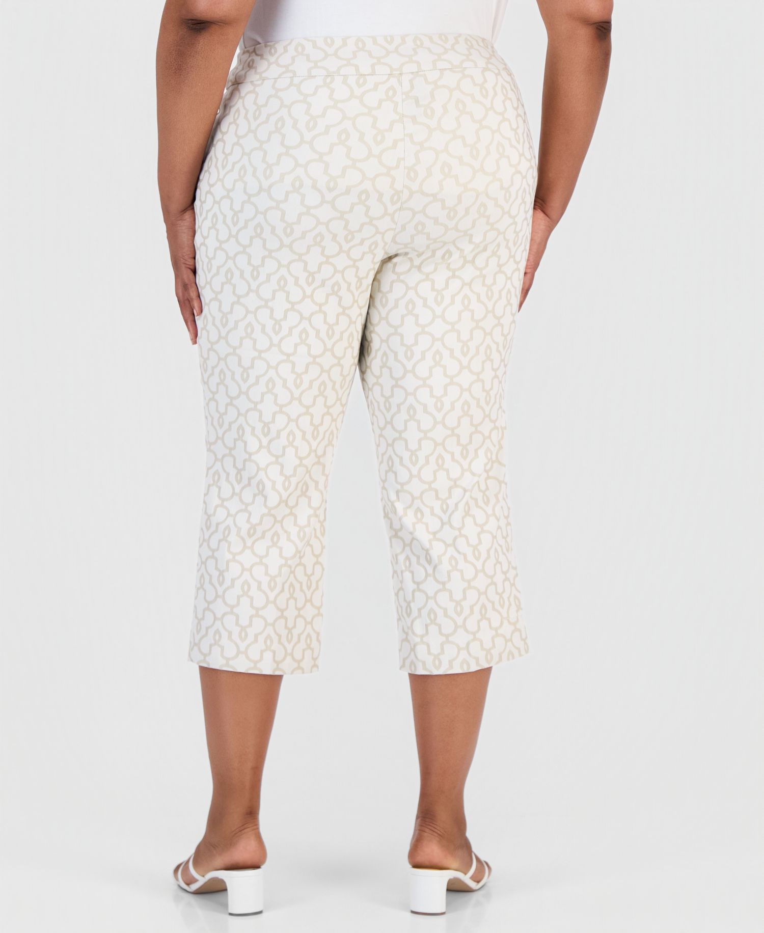 Plus Size Jacquard Rivet Capri Pants