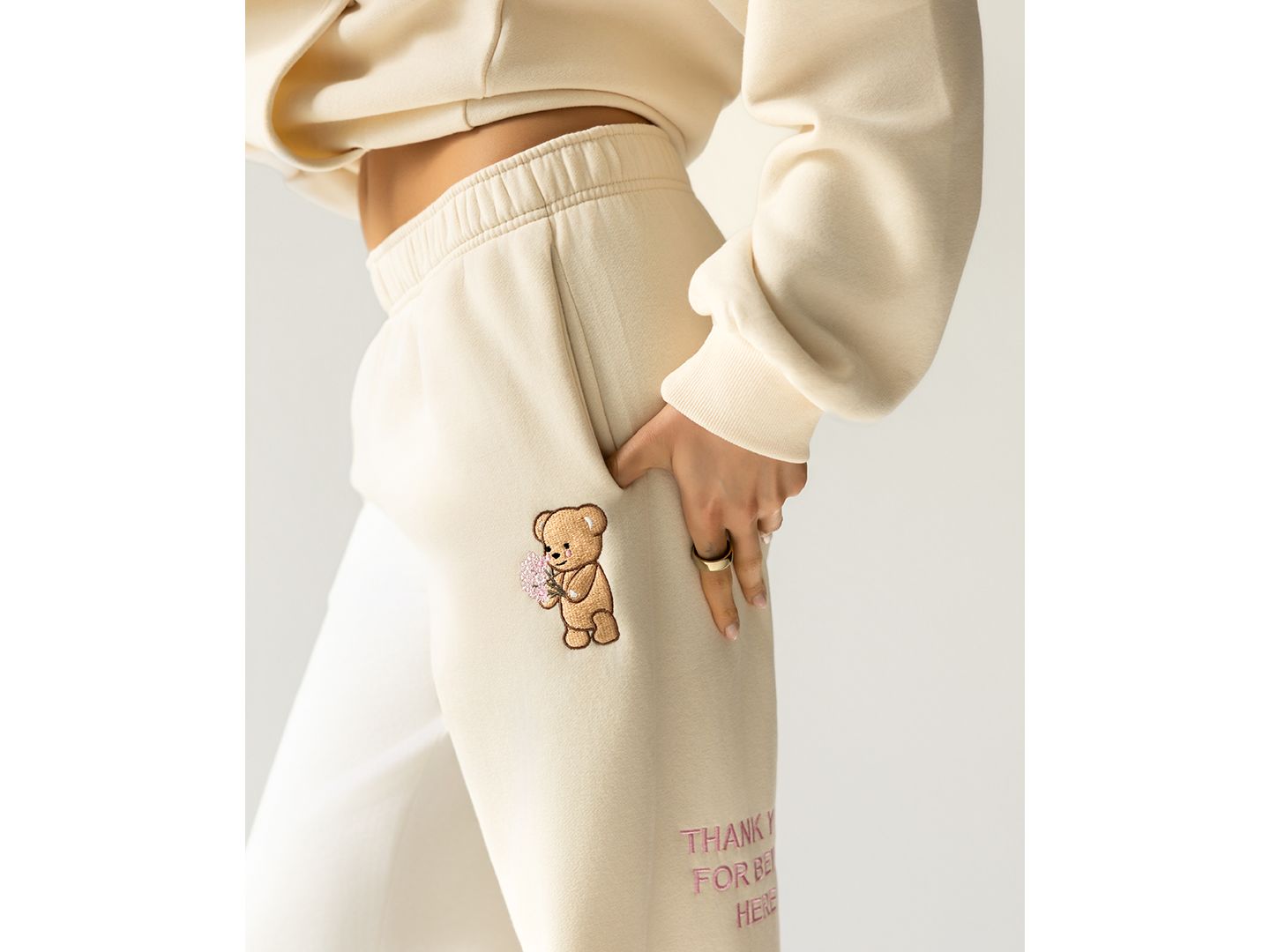 Женские брюки The Happy Camp3r Juniors' Thank You For Being Here Sweatpants, цвет: Кремовый — фото 1