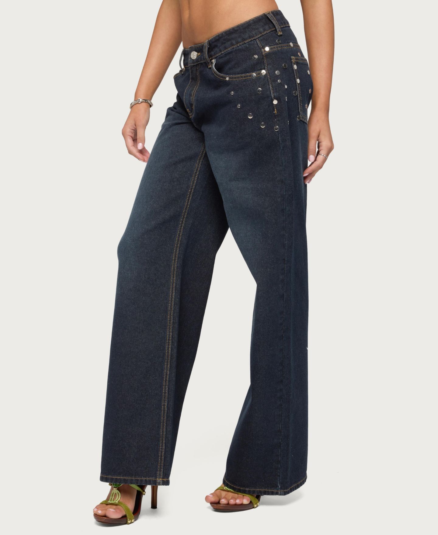 Женские джинсы Edikted Spiral Studded Low Rise Baggy, цвет: Тёмный синий потёртый — фото 4