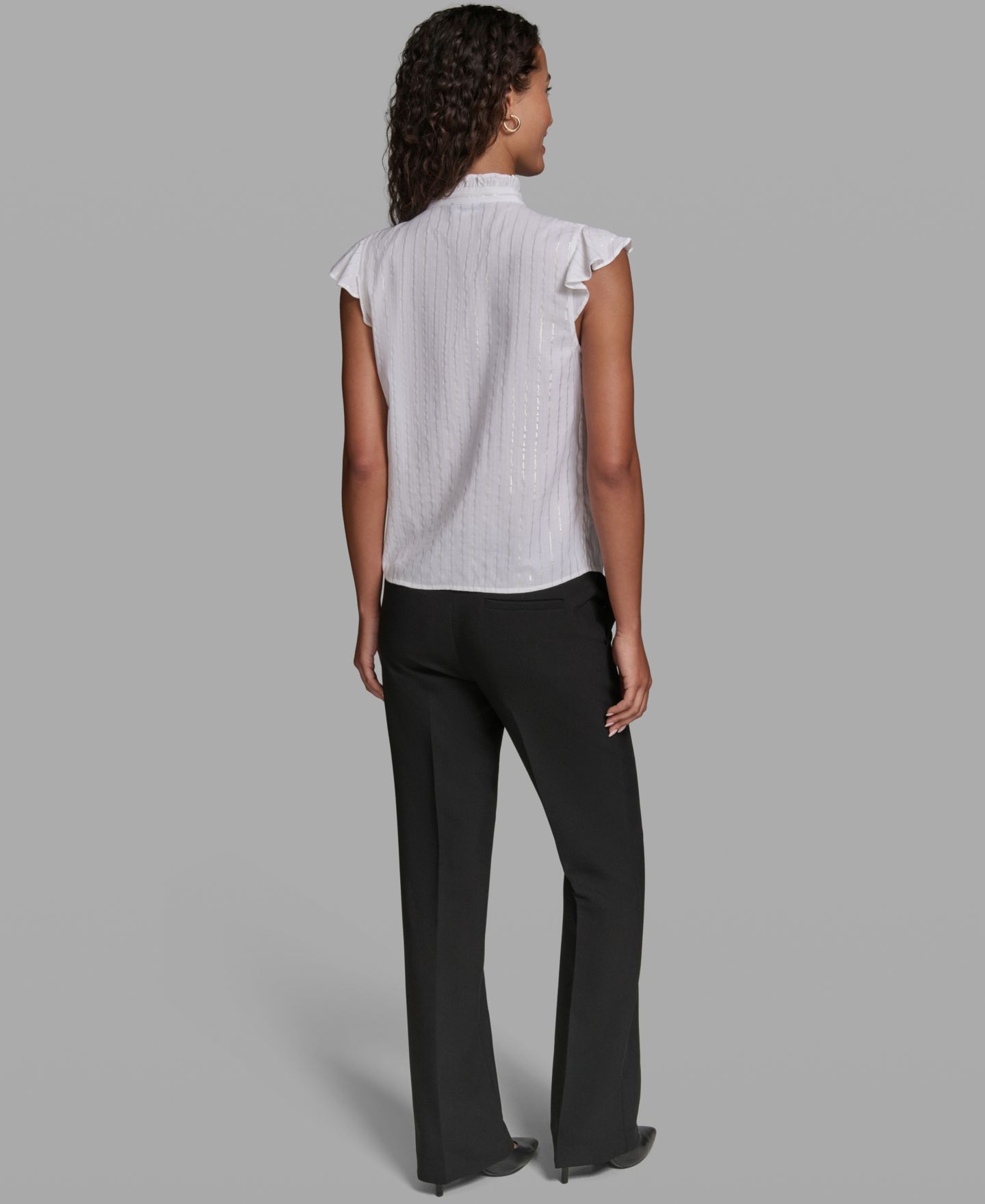 Женская блузка KARL LAGERFELD PARIS Ruffle Sleeveless Mock Neck Blouse, цвет: Мягкий белый / Золотой — фото 5