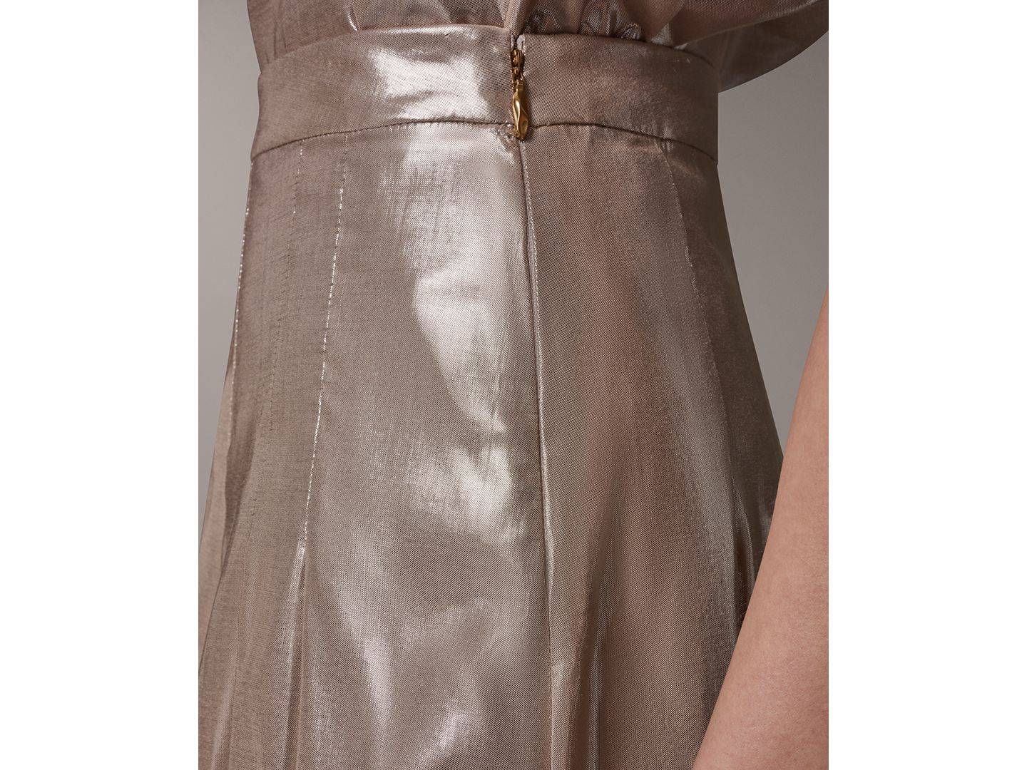 Женская юбка Donna Karan New York Shine Pleated Metallic Midi, цвет: Снежный — фото 4