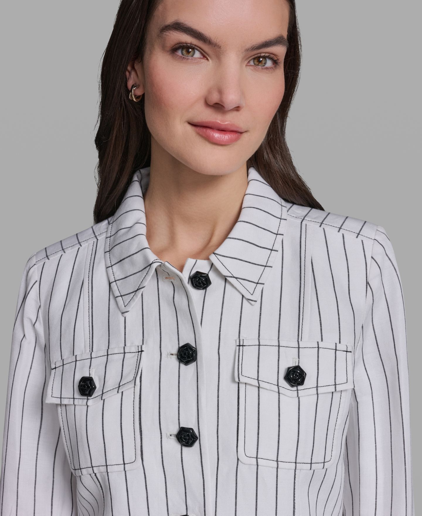 Женская куртка KARL LAGERFELD PARIS Linen-Blend Striped Collared, цвет: Белый / Чёрный — фото 4