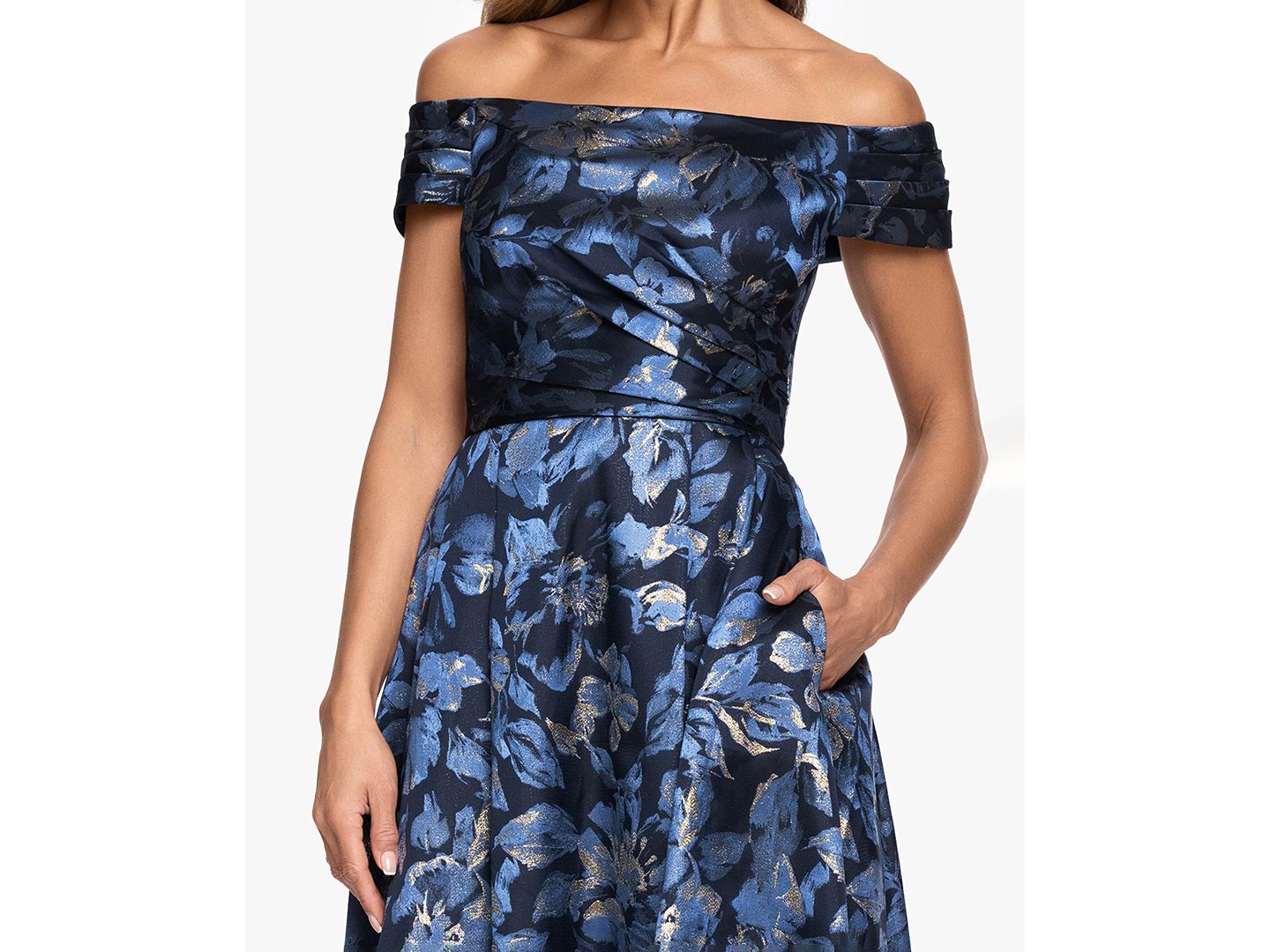 Женские платья XSCAPE Off-The-Shoulder Brocade Ball Gown, цвет: Тёмно-синий / Золотой — фото 3
