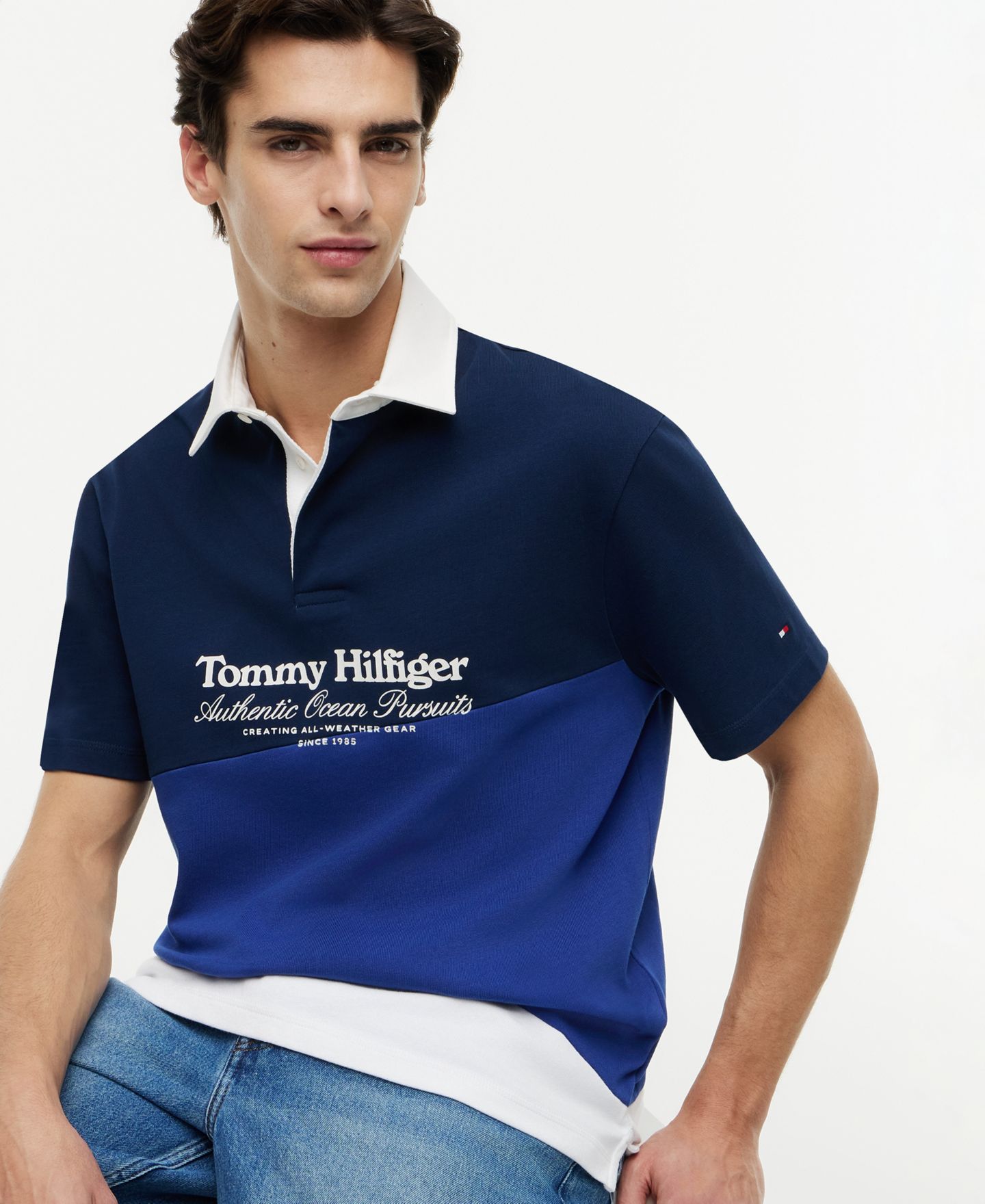Мужское поло Tommy Hilfiger Graphic Color-Block Polo Shirt, цвет: Карбоновый тёмно-синий / Разноцветный — фото 3