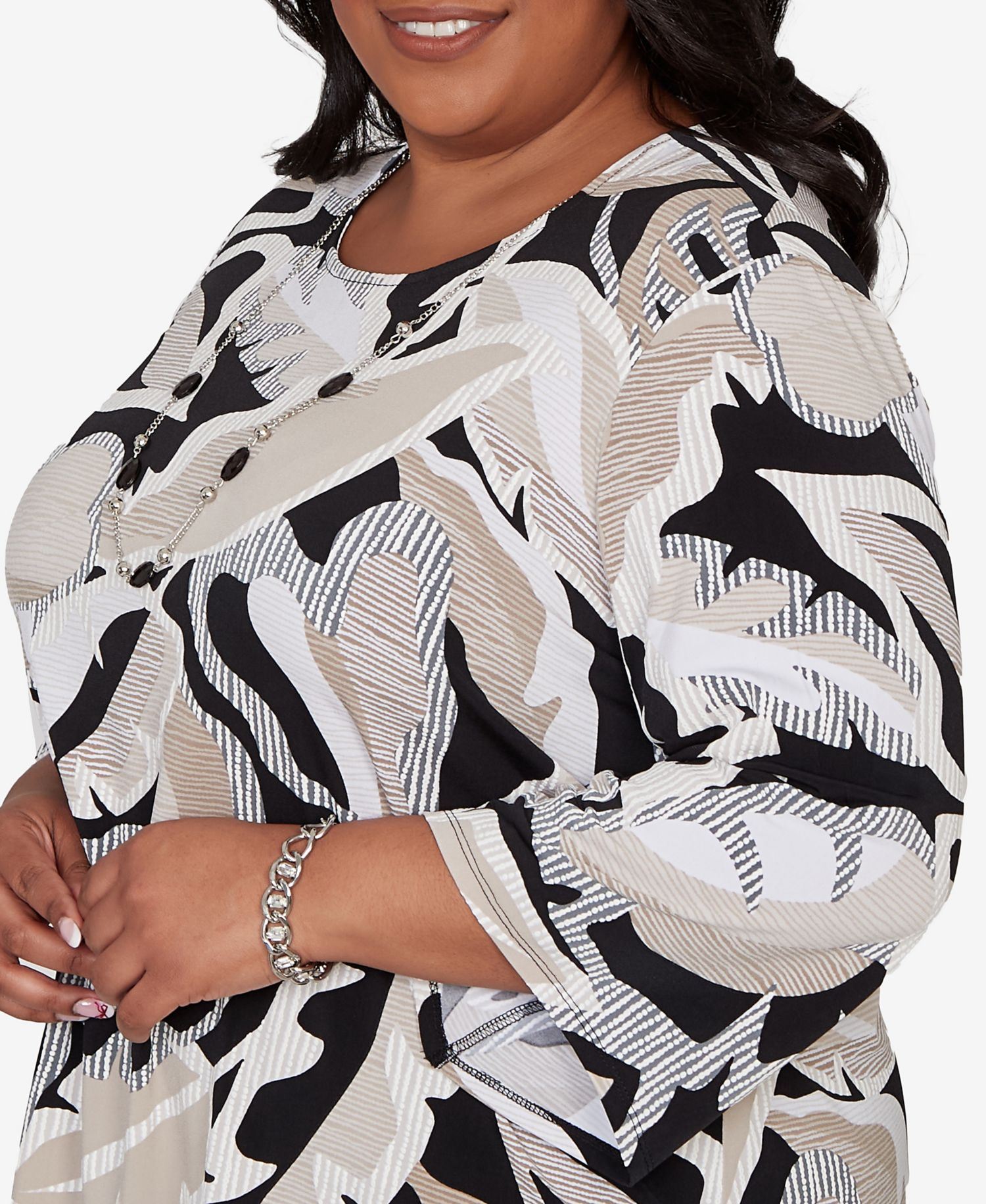 Plus Size Detail Driven Texture Leaves Pointed Hem Top with Necklace