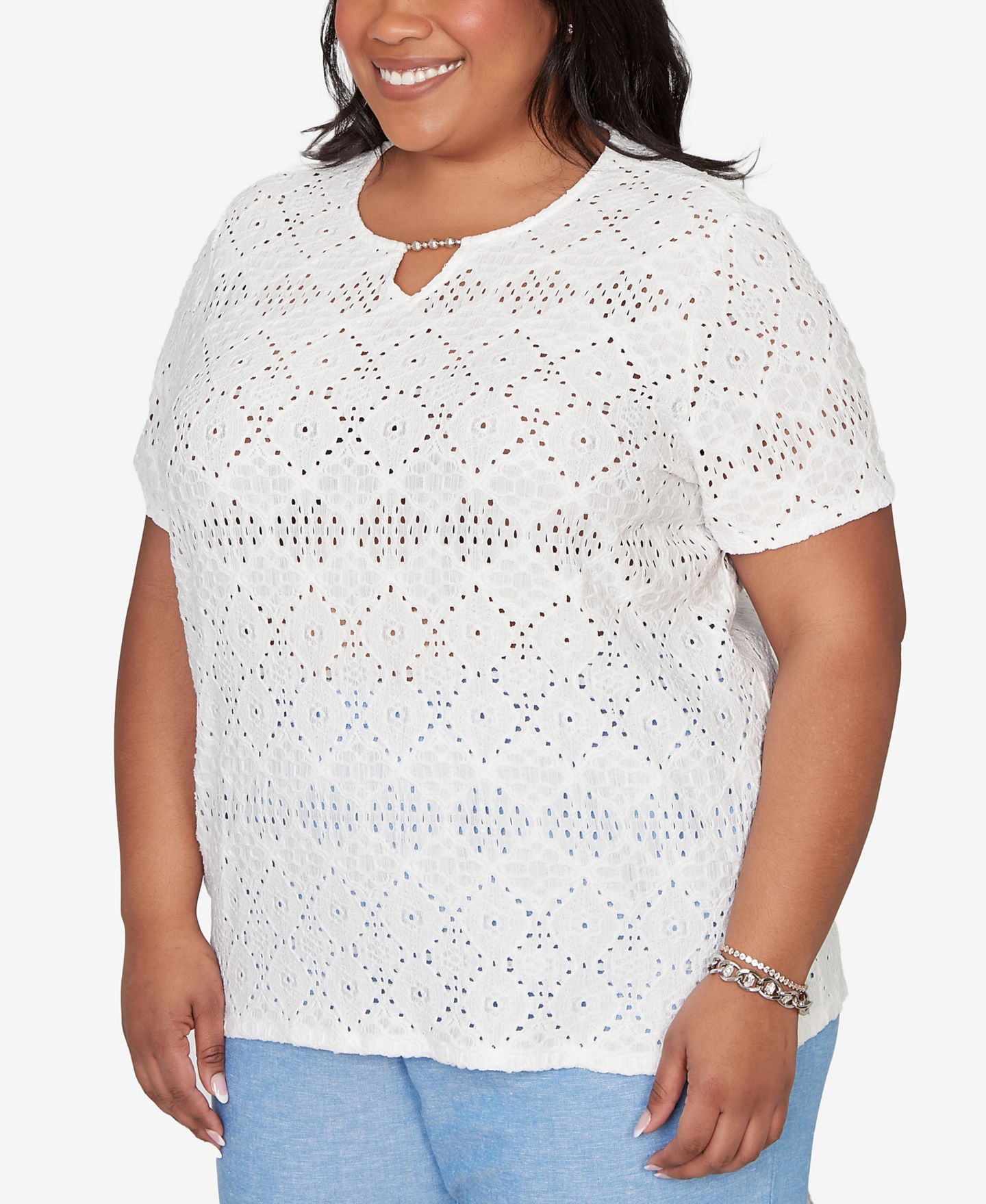 Женская футболка Alfred Dunner Plus Size Vintage Charm Solid Eyelet Split Beaded Neck, цвет: Белый — фото 3